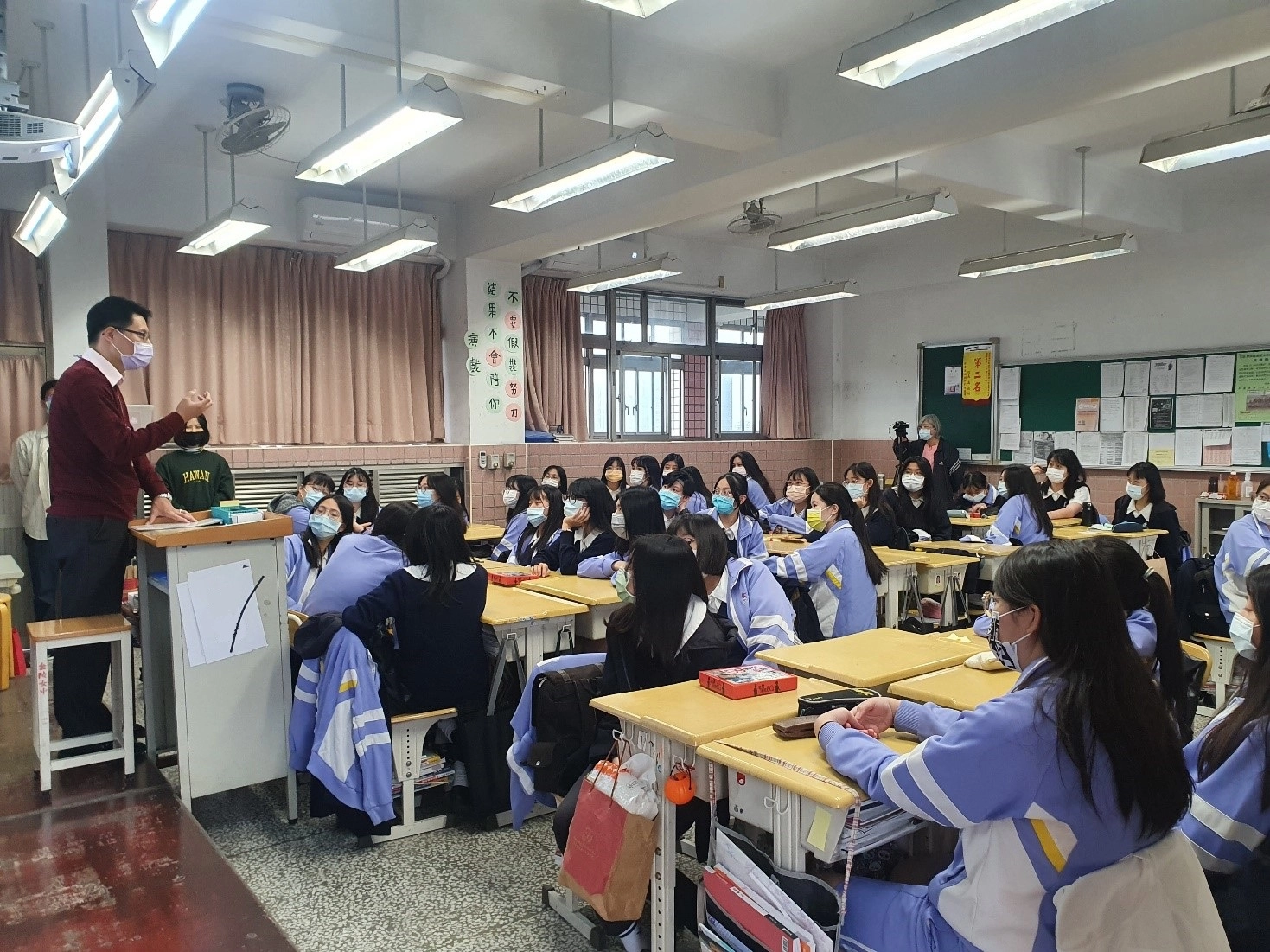 金陵女中同學專注聽著本款桌遊創作理念。