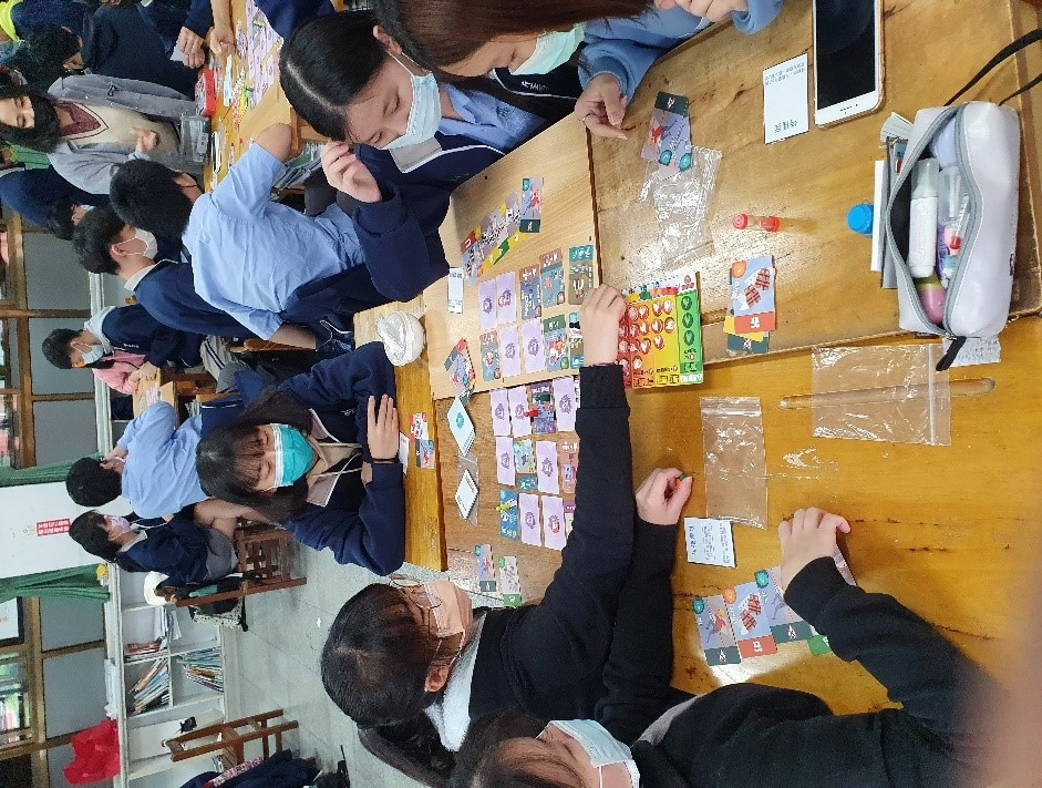 新莊高中同學認真討論與決策。