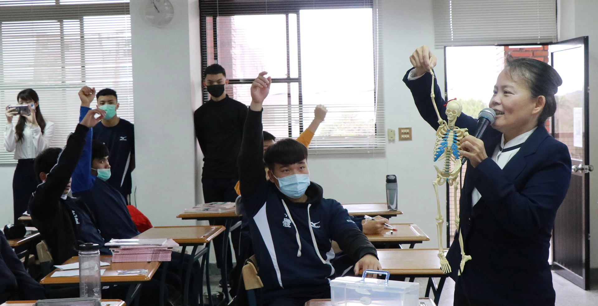 1月7日透過分組報告，分享18週的學習進度，慈大温蕙甄老師也帶給他們關於運動保健基礎觀念