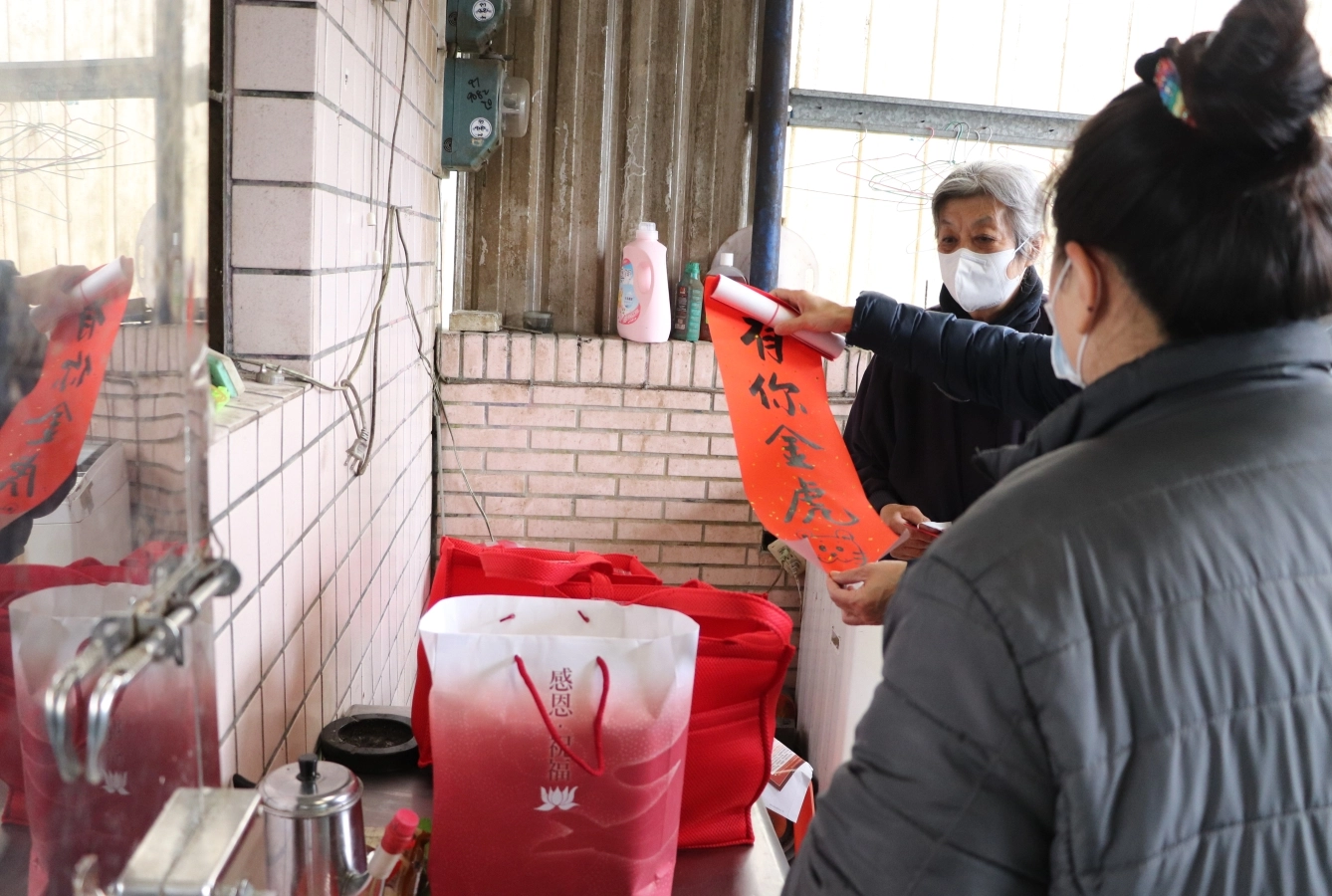 新北市不少地區的慈濟志工已邁出關懷步伐，除了送上一份心意，也用實際行動陪伴弱勢族群。
