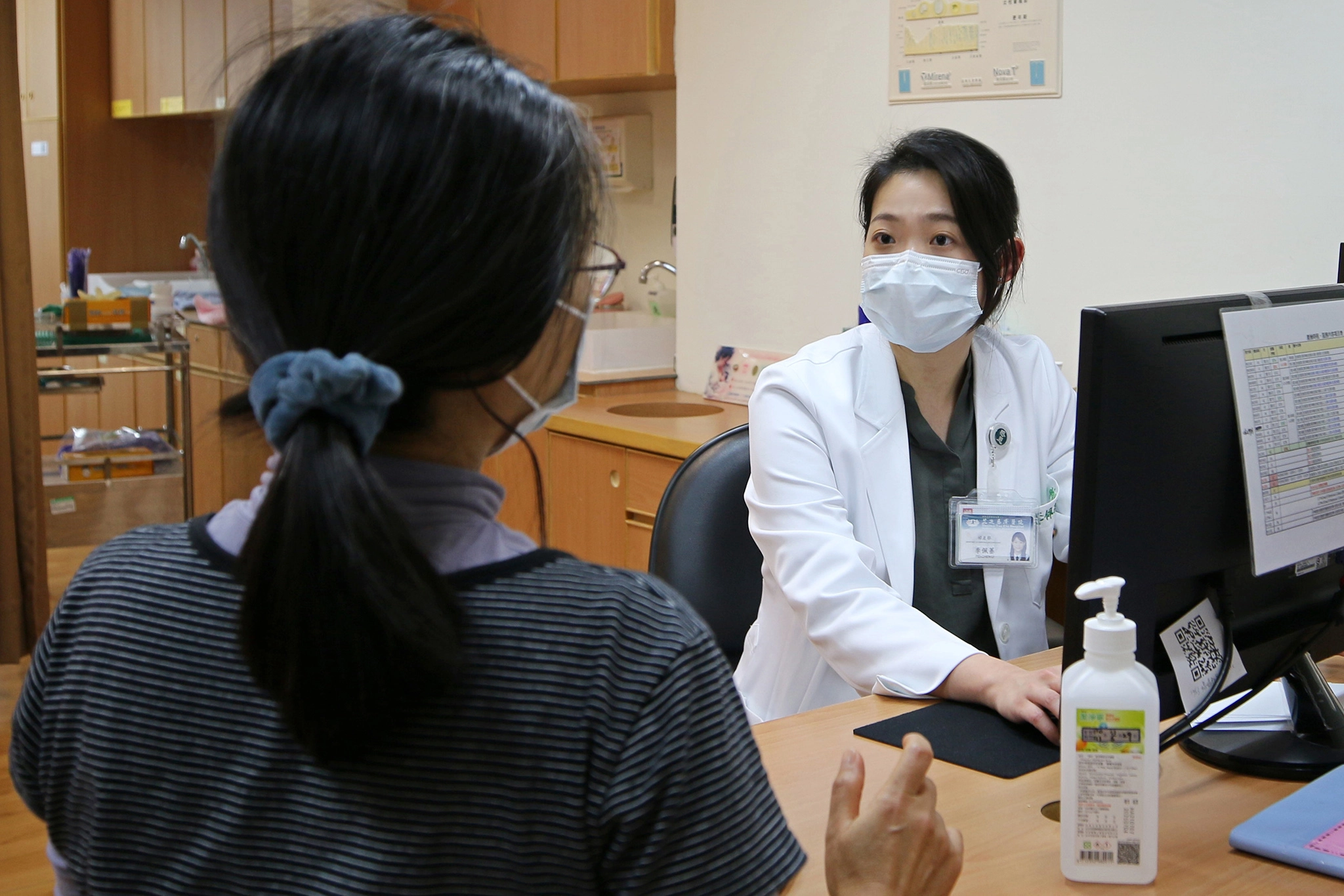 花蓮慈濟醫院婦產部李佩蓁醫師提醒，特別提醒女性朋友若是經期異常、下腹痛，千萬不要忍耐或不好意思就醫，其實超音波檢查能快速的幫病人做出初步的子宮或是卵巢異常的診斷，及早就醫可以把握黃金治療時期。