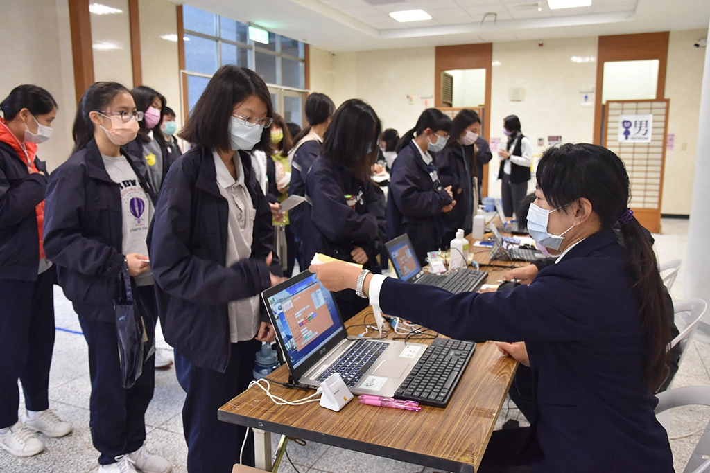 學生陸續報到。