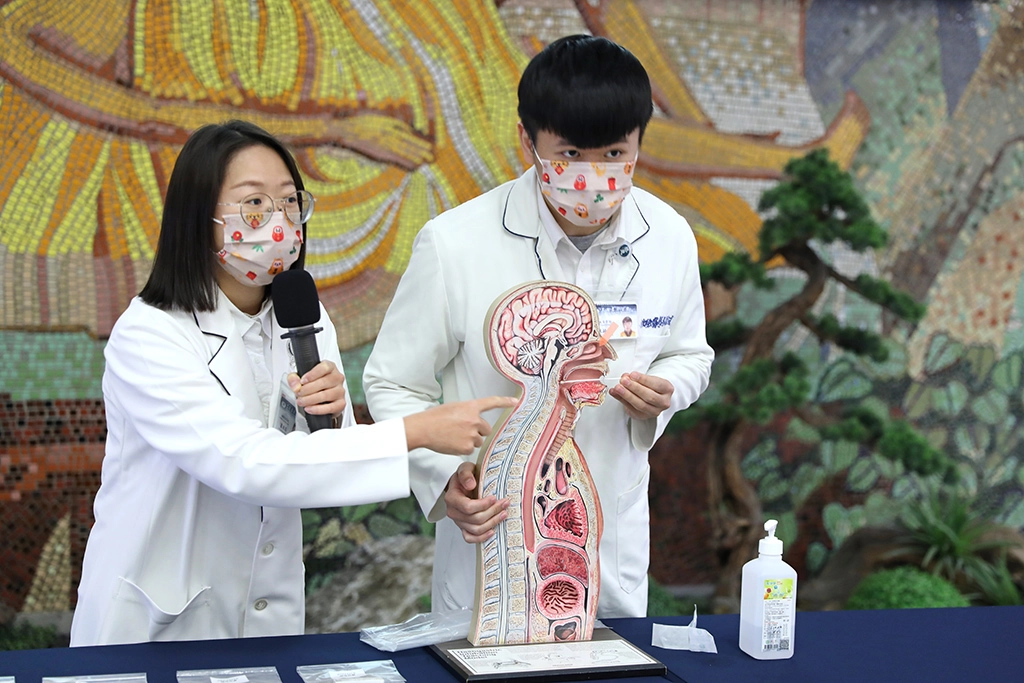 花蓮慈院醫檢師利用模型現場示範講解如何進行居家快篩。