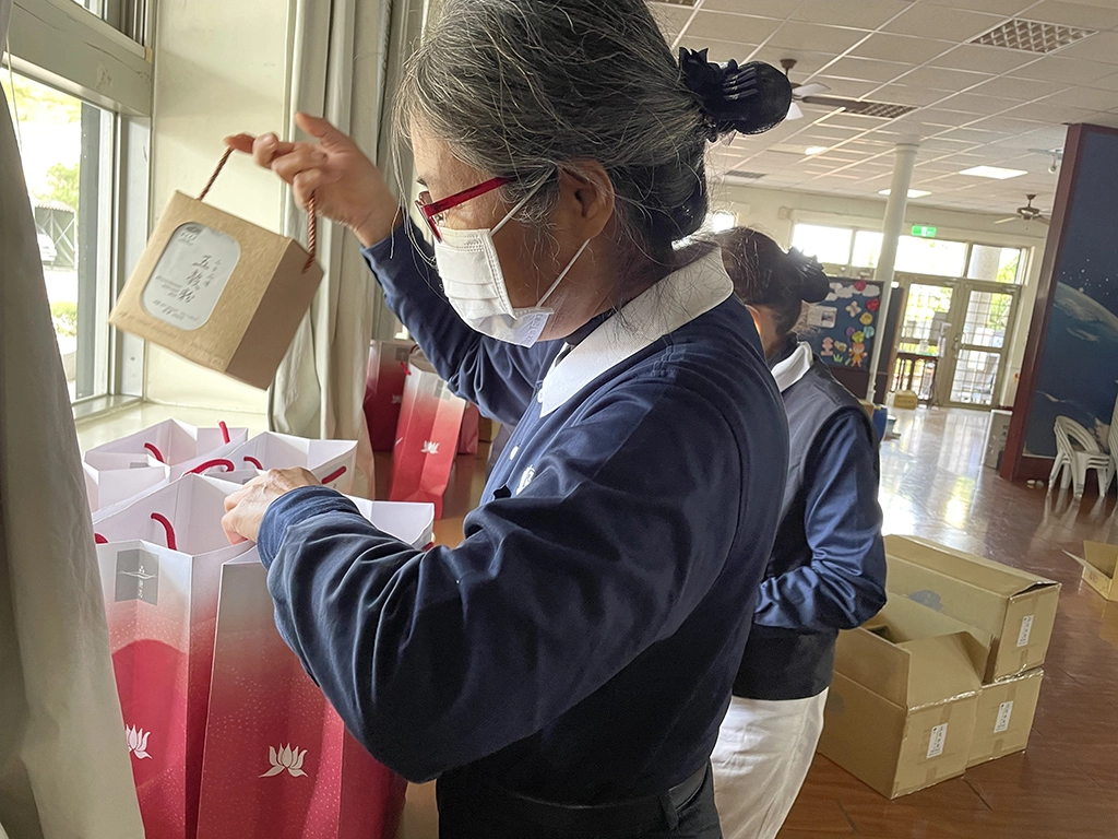 慈濟人在冬令發放前先將物資打包好。