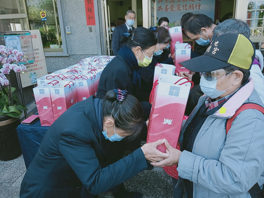 慈濟人將祝福禮恭敬送給每戶弱勢家庭。