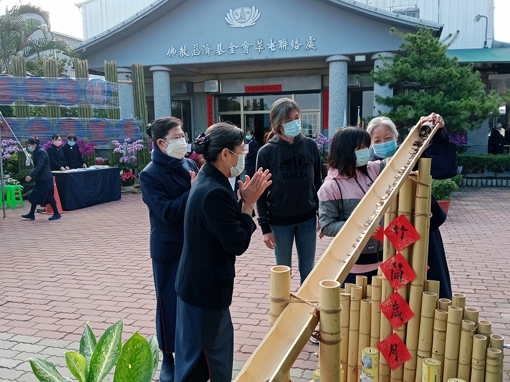 照顧戶的孩子將零用錢及全縣家長協會給的獎學金投入慈濟功德海。