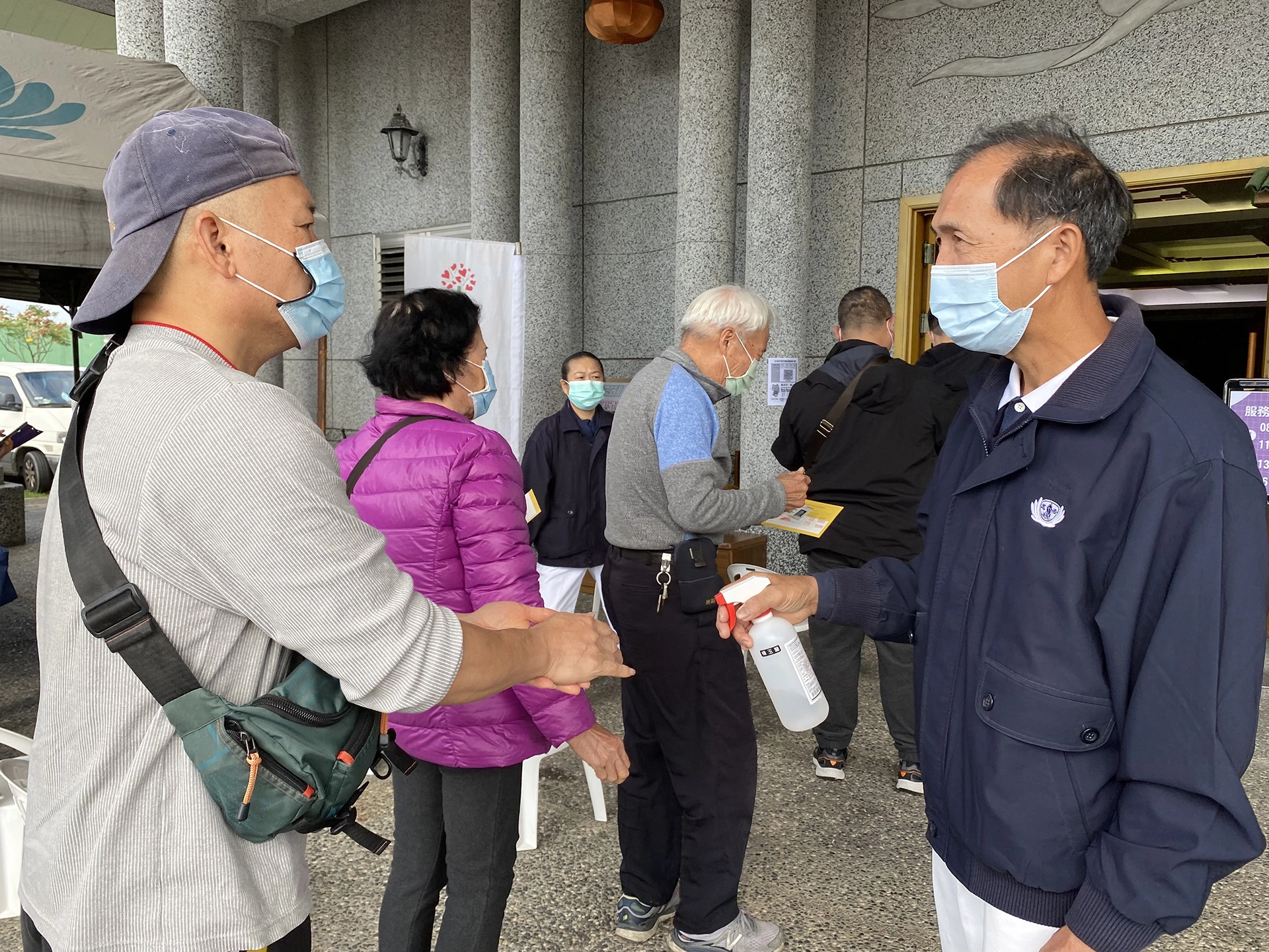慈濟提供羅東聯絡處作為疫苗施打站，志工做好防疫工作，圖為1月15日民眾踴躍施打。