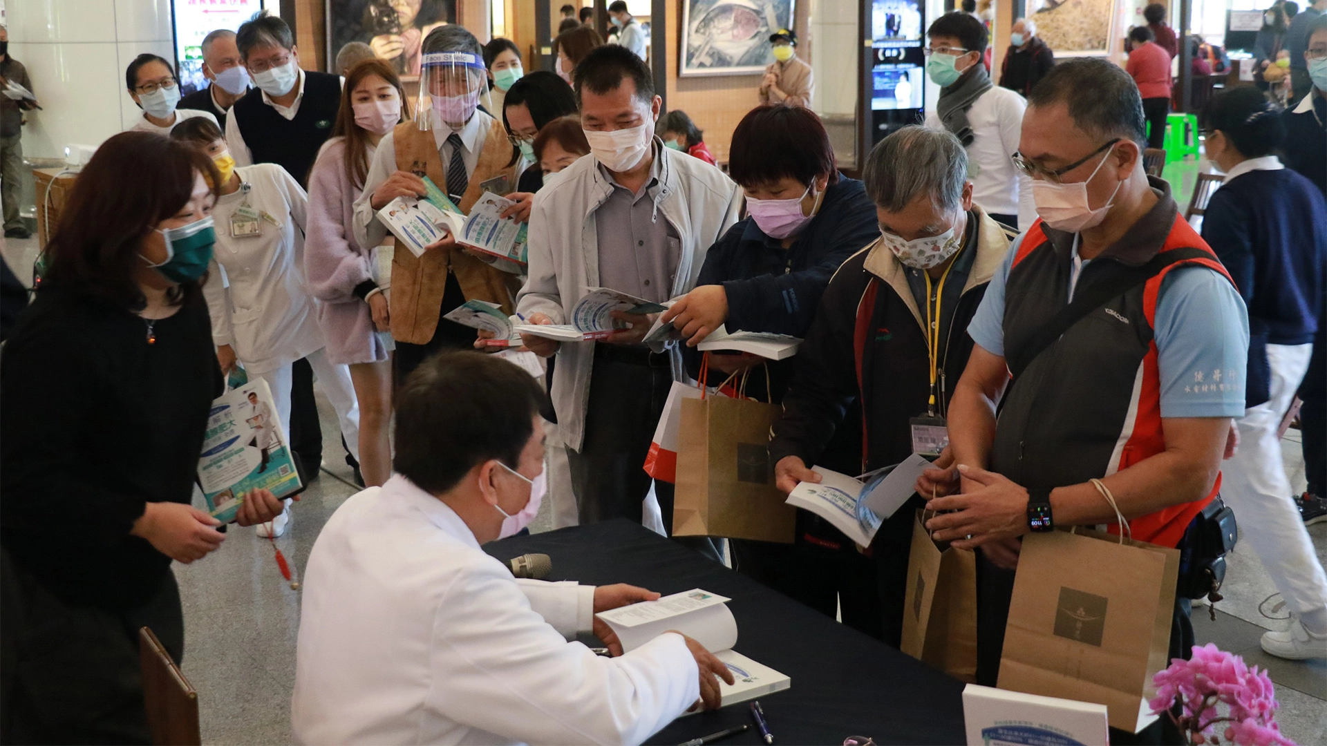 「完全解析攝護腺肥大診治照護全書」內容淺顯易懂又實用，發表會上出現購書排隊簽名人潮。