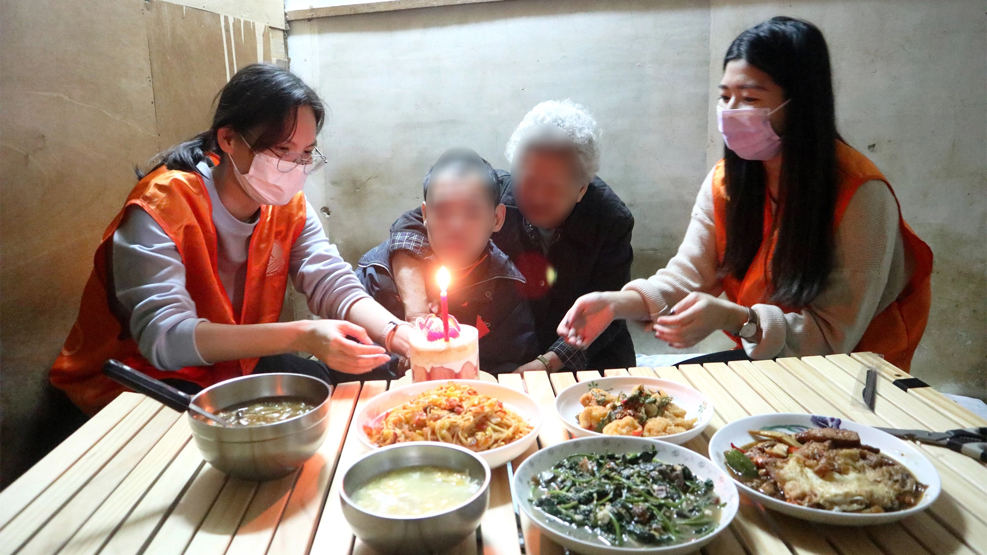 尹小弟生日將至，伊甸特地準備生日蛋糕為他驚喜慶生，讓尹媽媽十分感動。
