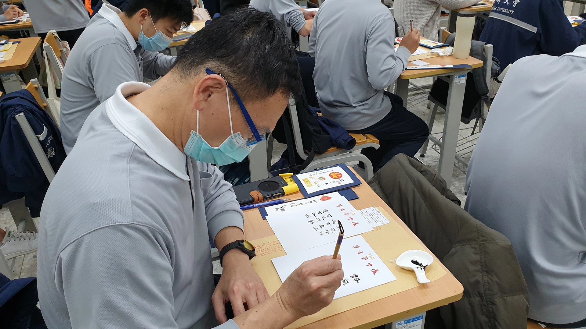 一筆一劃慢慢研摩「靜寂清澄，志玄虛漠，守之不動，億百千劫」，張安祺他認為中醫強調預防養生，讓人可以活得更健康更有價值，因此希望能成為中醫師從事實證醫學的研究，嘉惠更多病人