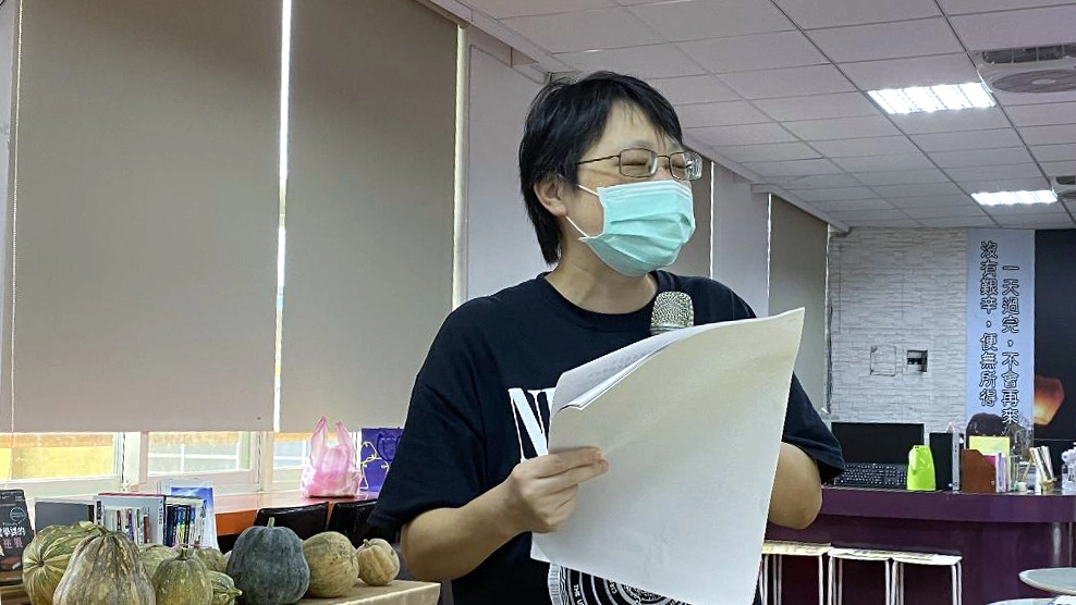 平溪國中林文婷主任感恩慈濟超越宗教給予慈暉班孩子防疫和生活物資援助，很令人感動。她認為，「慈輝加上慈濟，就是愛很大。