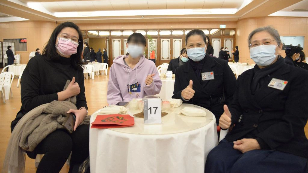 邱瀅潔老師（左一）參與了2021年新店靜思堂的歲末祝福，她很感恩慈濟大力給予平溪國中學子的協助。