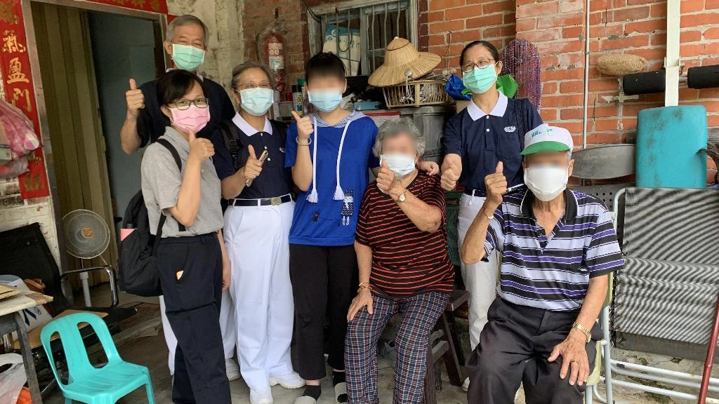 穩定就學關懷團隊分成四個家族，會同社工前往平溪的十分、菁桐；還有新莊、三重、土城、三峽等地家訪。