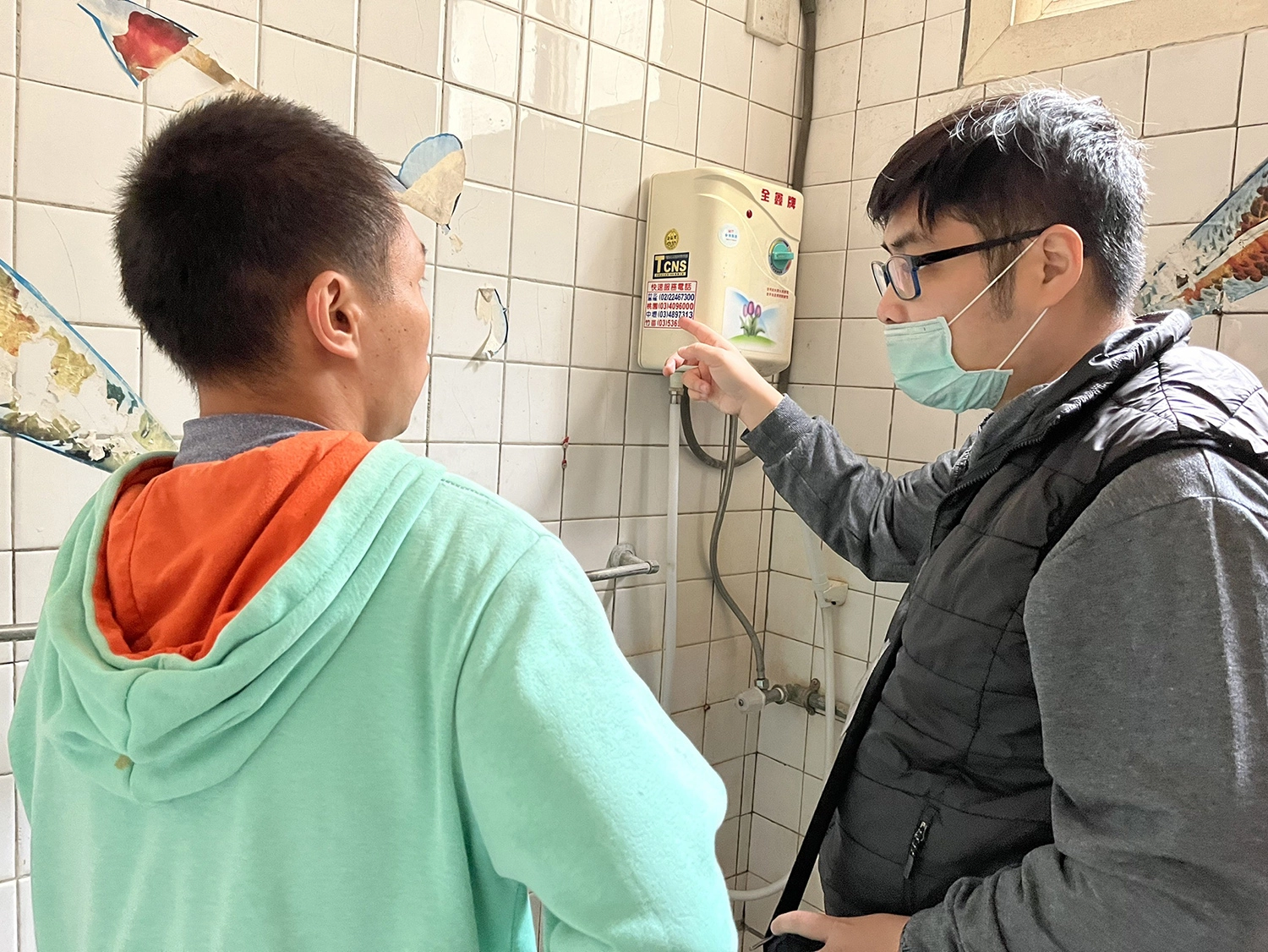 伊甸社工到府訪視後協助提供物資、飲水機與修理熱水器，幫助阿文一家三口渡過泠冽寒冬。