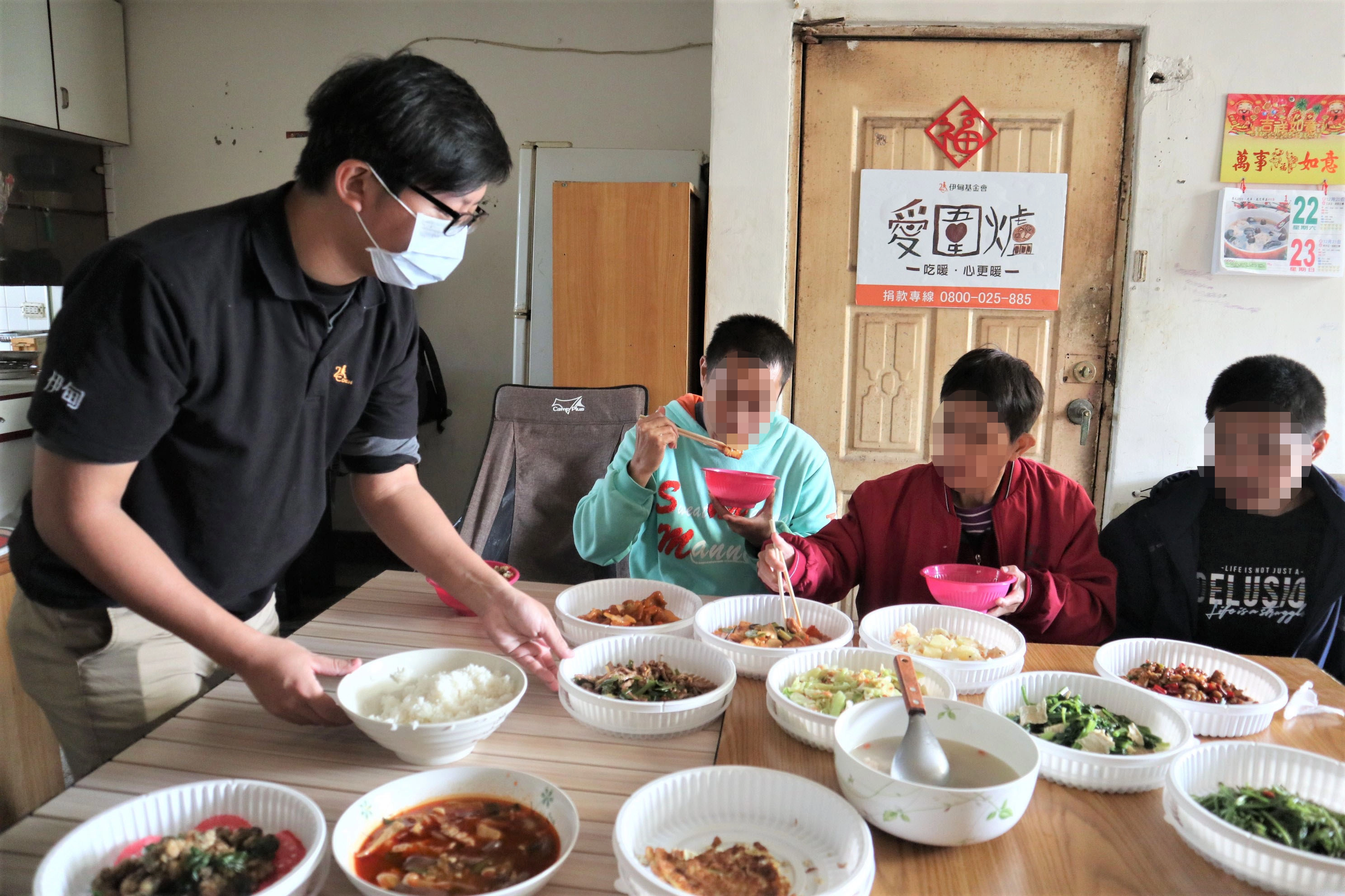 伊甸社工準備了豐盛的海陸饗宴，讓不擅烹飪、三餐外食的阿文與媽媽、哥哥三人臉上都露出久違的笑容。