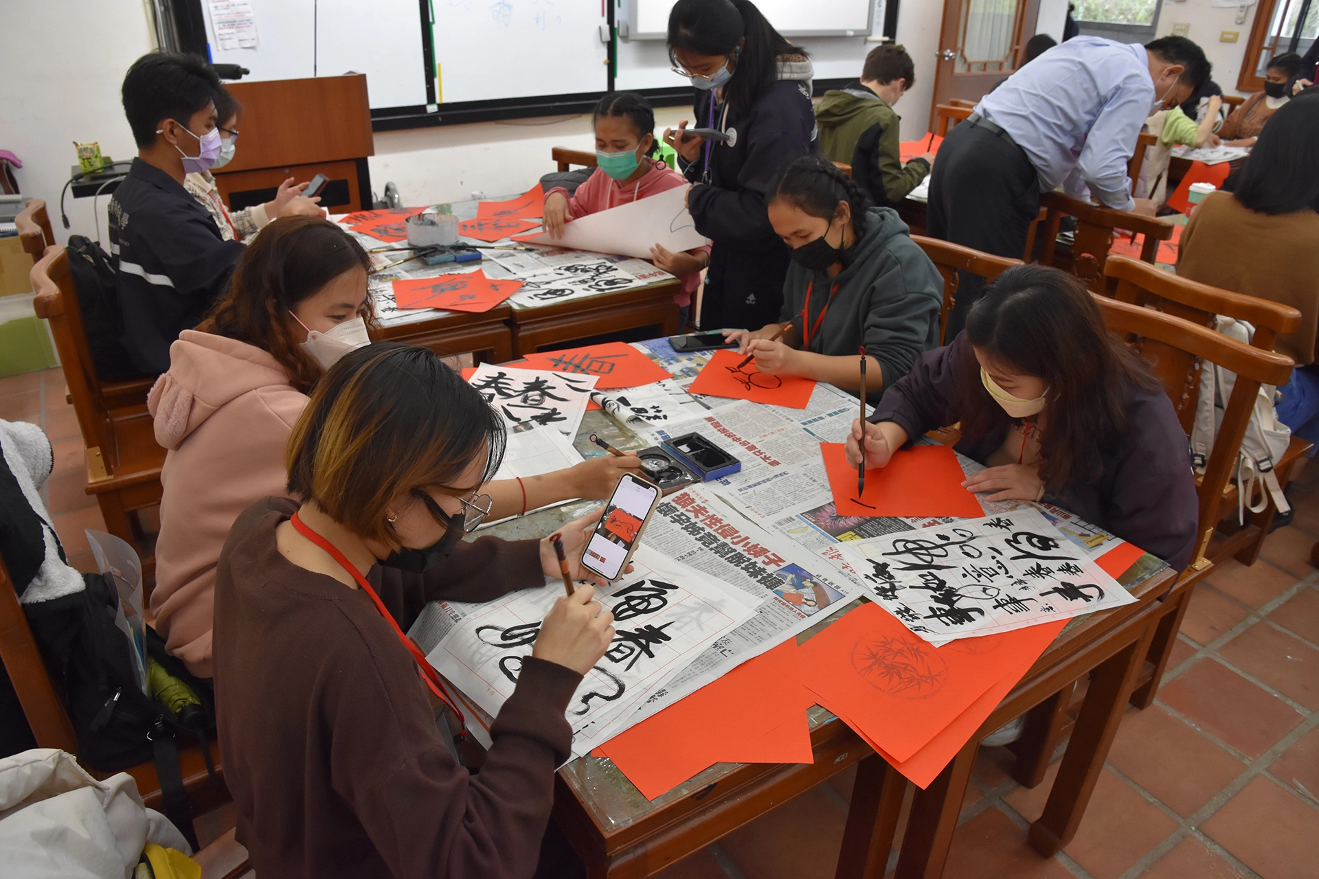 外籍留學生第一次接觸書法，只能將字「畫」出來。
