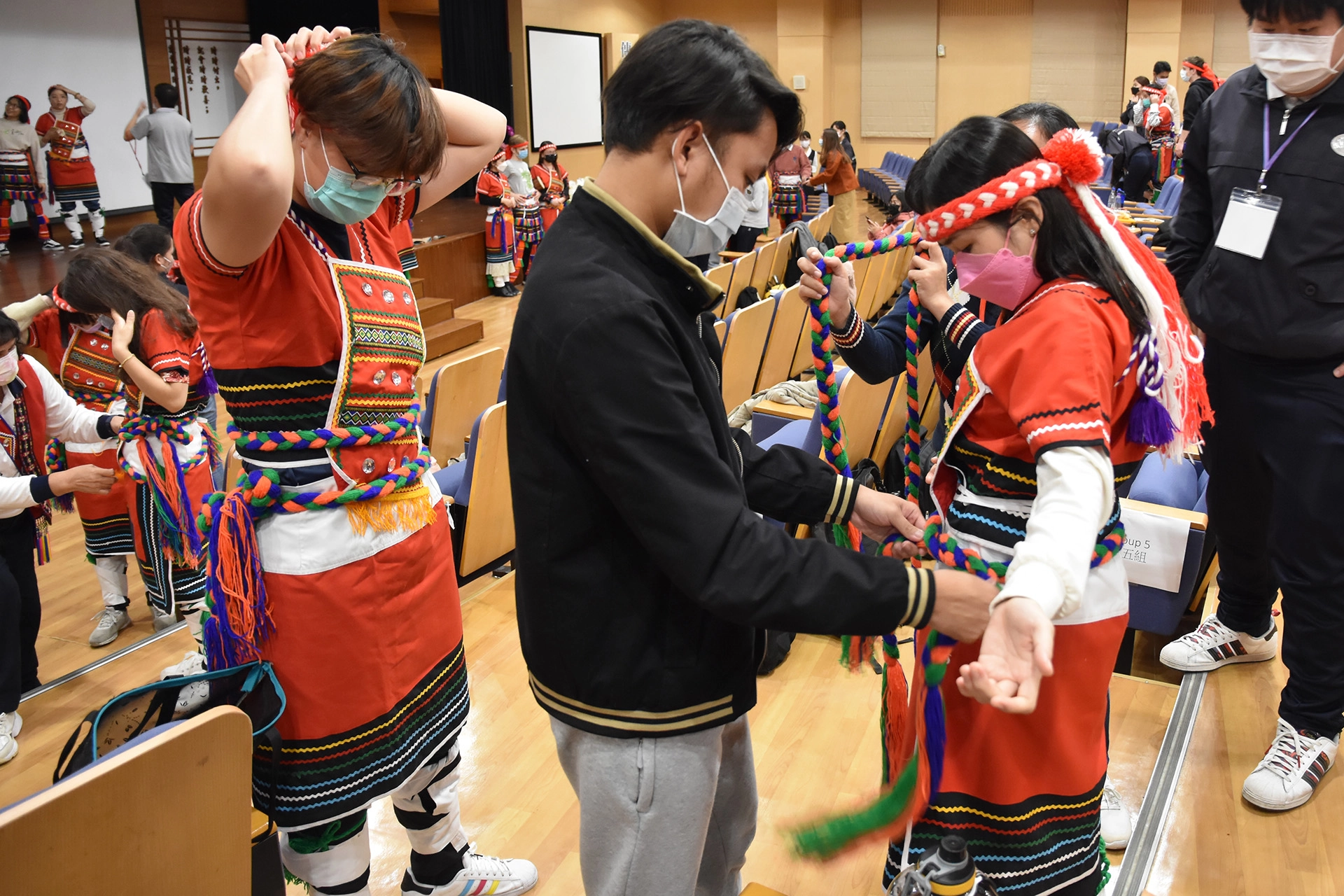 首度穿上阿美族族服，讓留學生對台灣豐富的原住民文化感覺十分新鮮。