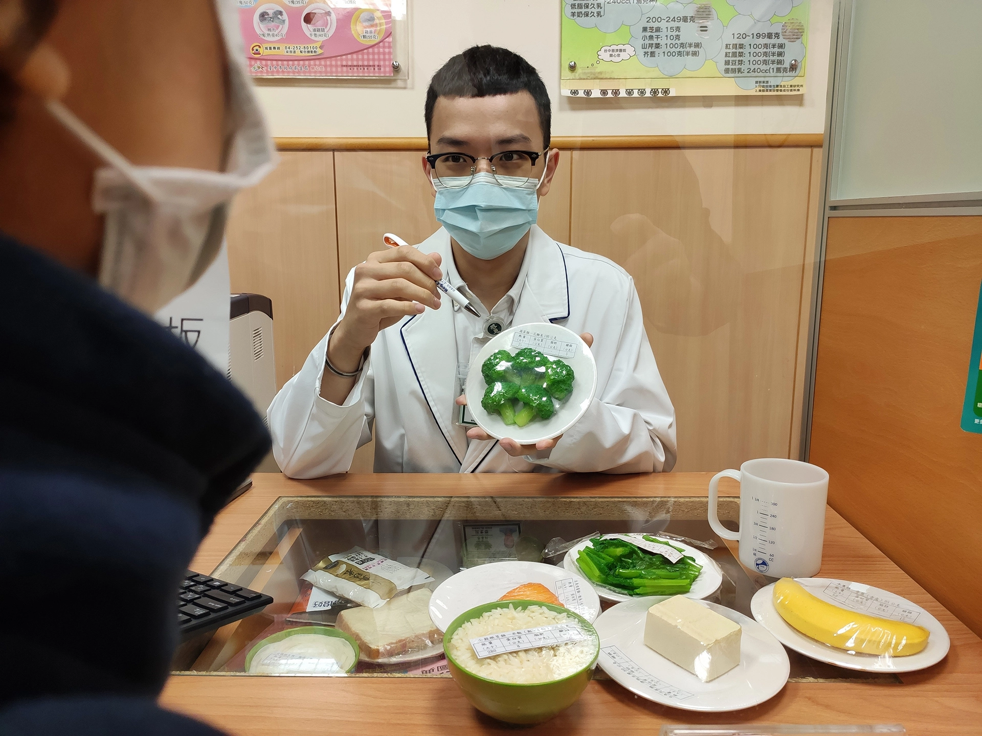 洪聖傑營養師在診間為鄉親作營養衛教與諮詢。