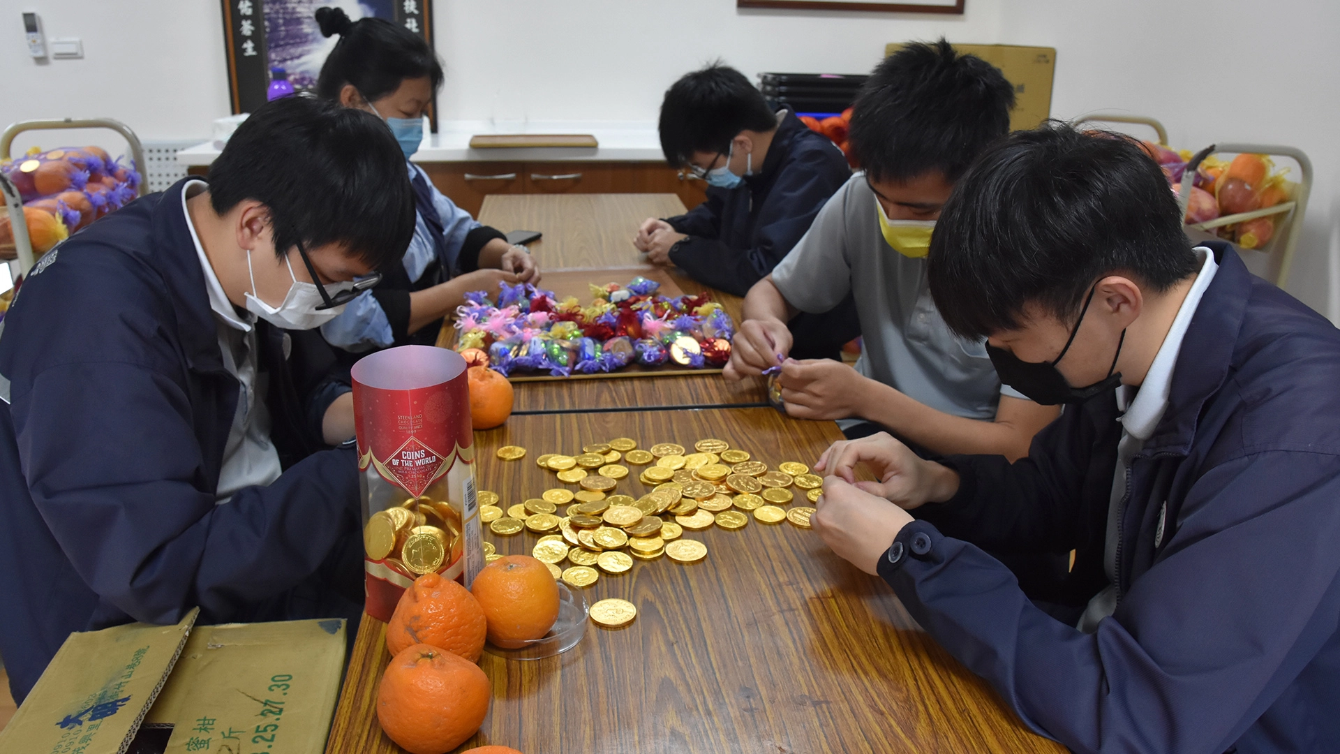 總務處同仁及工讀生帶著滿滿的祝福包裝結緣品。