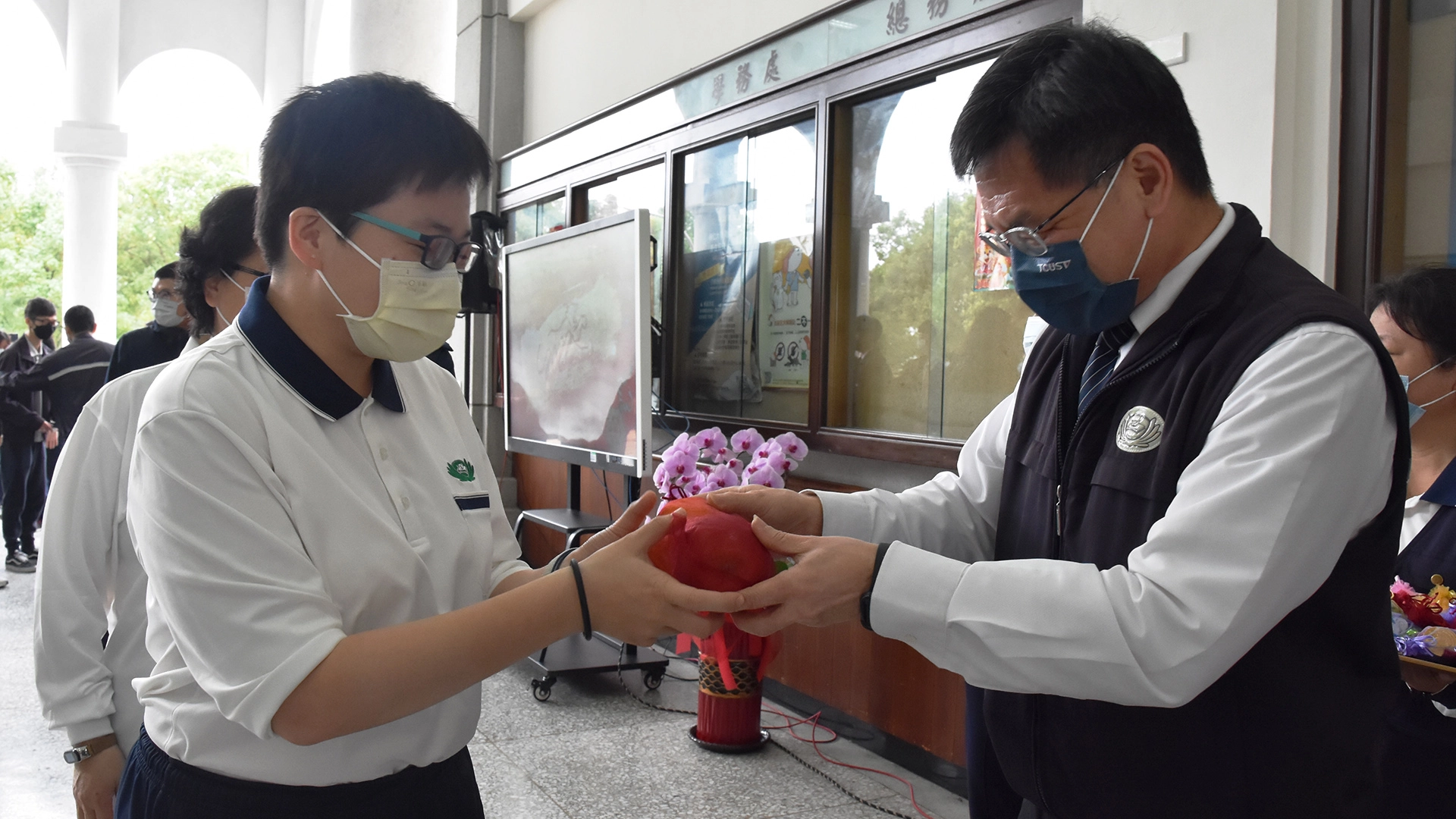 慈濟科技大學校長羅文瑞親自送上寓意平安吉祥的蘋果、橘子與巧克力。