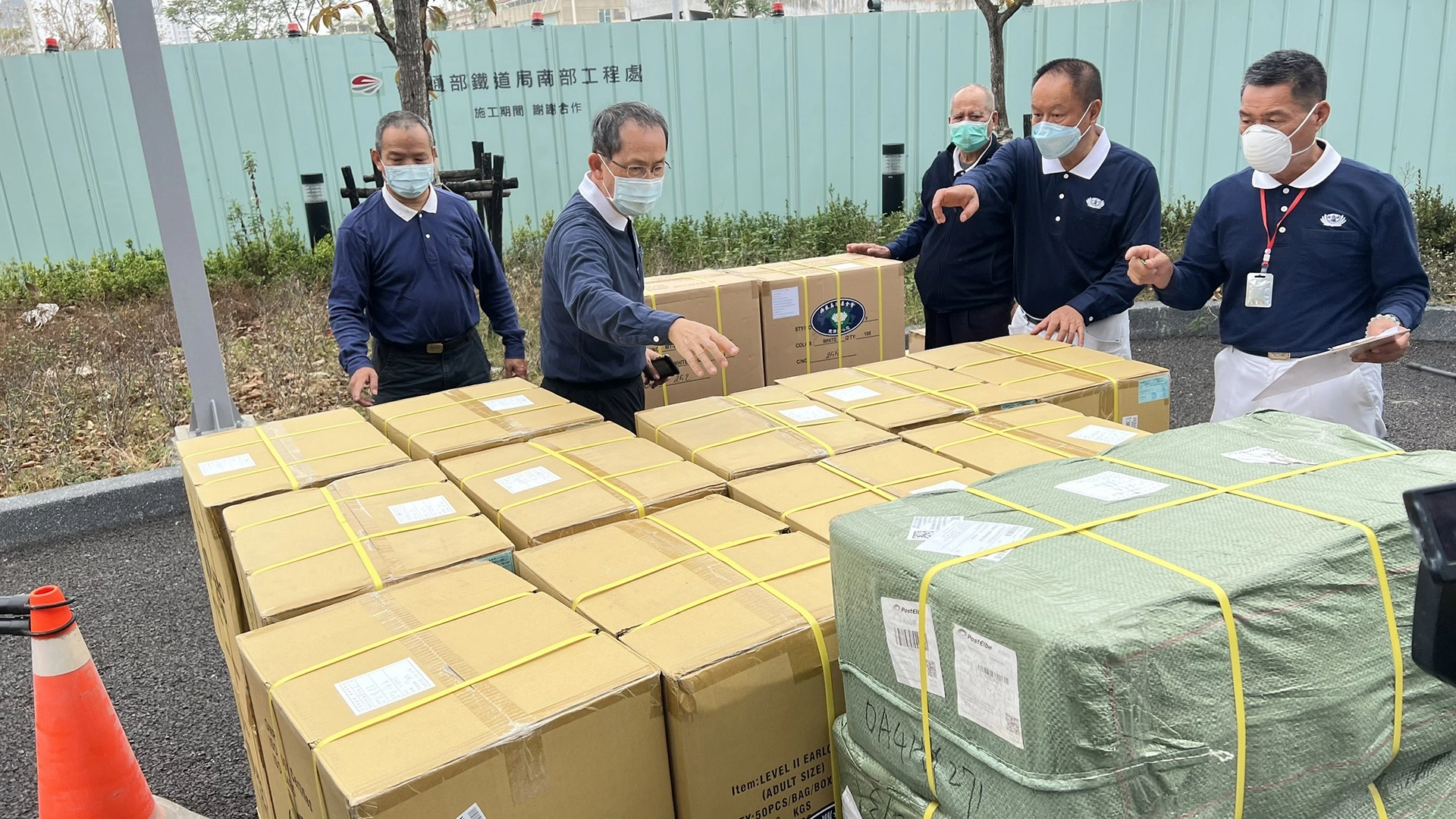 防疫物資28日早上經由火車運抵鳳山火車站後，當地慈濟志工立即將防疫物資領取分送。
