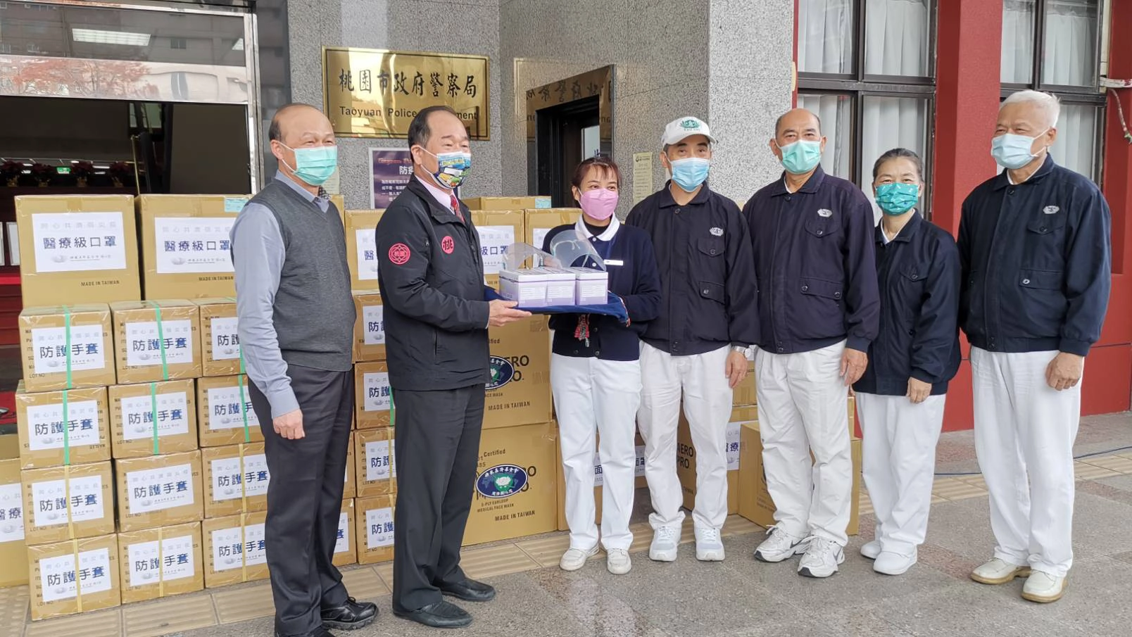 2022年元旦後從桃園爆發的本土疫情，桃園慈濟志工更帶著五萬片醫療口罩、一萬雙防護手套、一萬個防護面罩捐贈給桃園市政府。