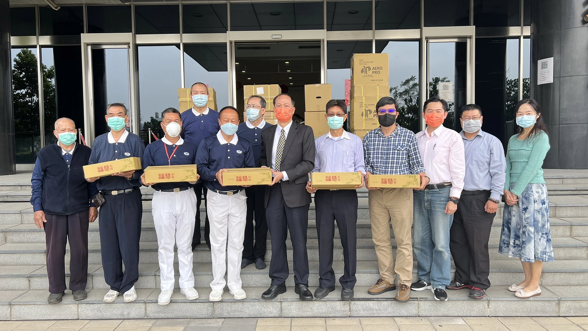 高雄市警局、消防局、港警總隊及移民署高雄收容所等第一線防疫人員陸續領取慈濟捐贈的防疫物資。
