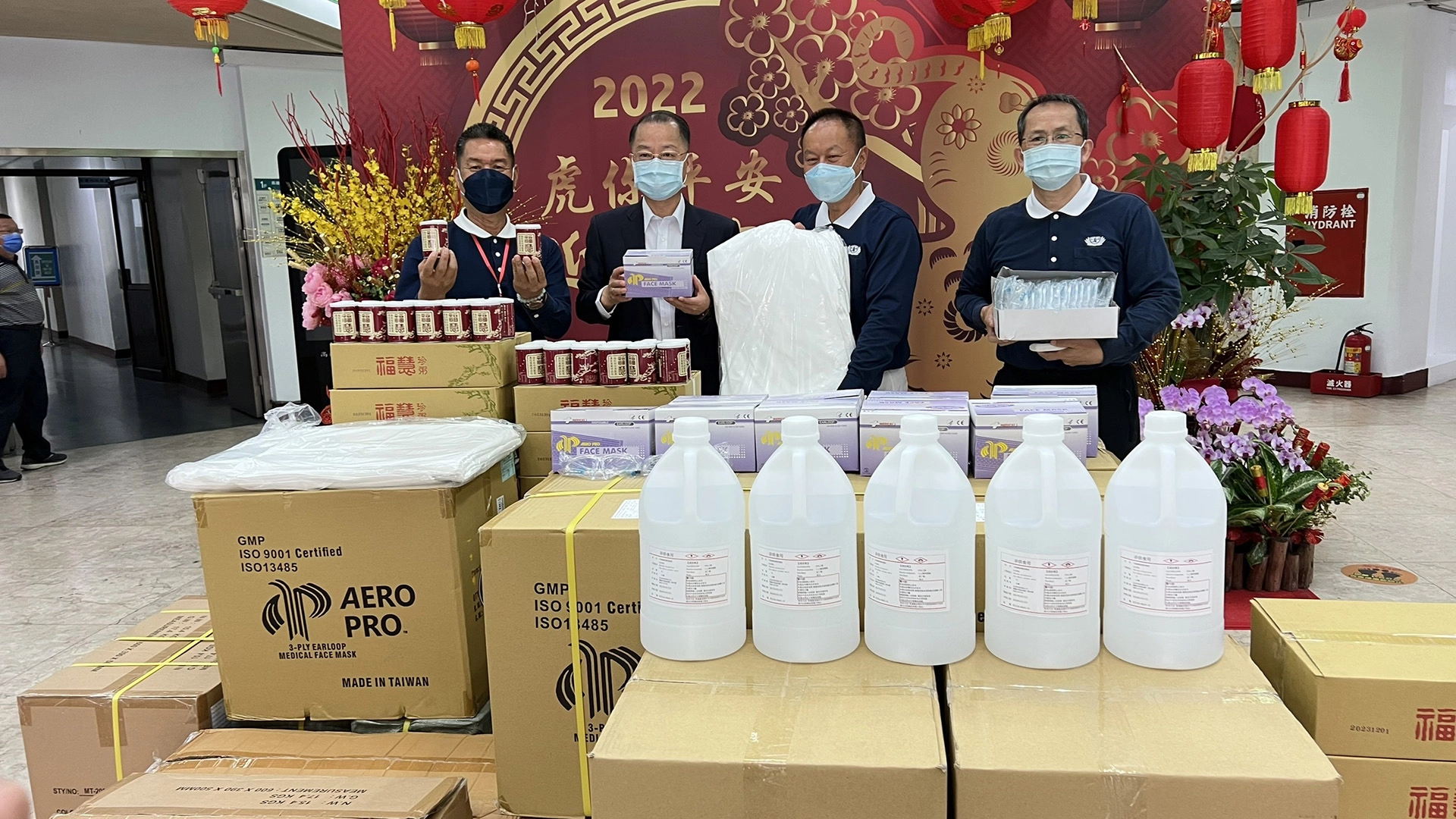 慈濟防疫物資在新春年假前由高雄志工親送到高雄市警局。