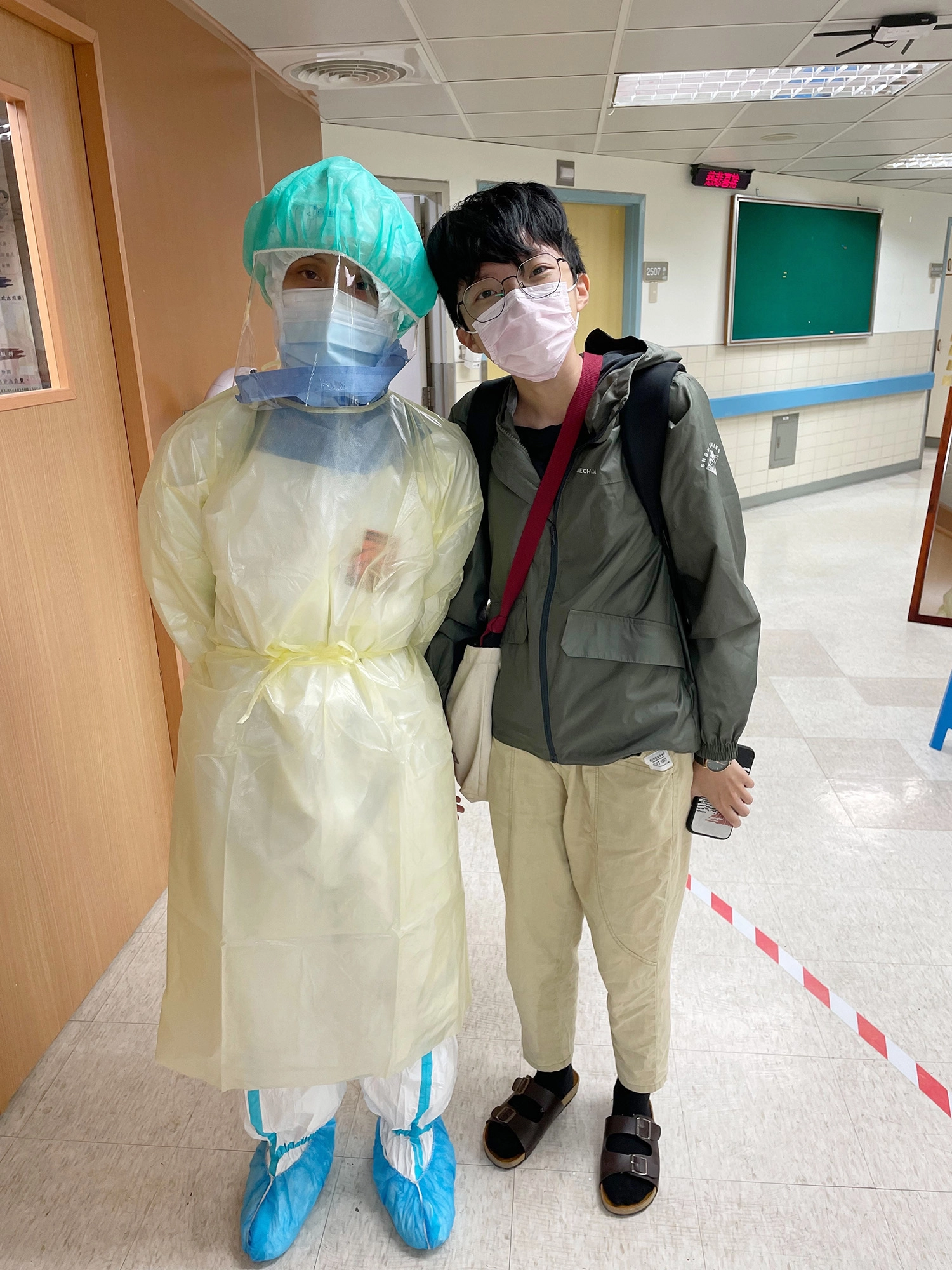 許律(右)說，衷心佩服以及感謝所有在前線的醫護人員，雖然無法為他們做些什麼，但是有了他們的照顧才能讓她重新活過來回歸生活。