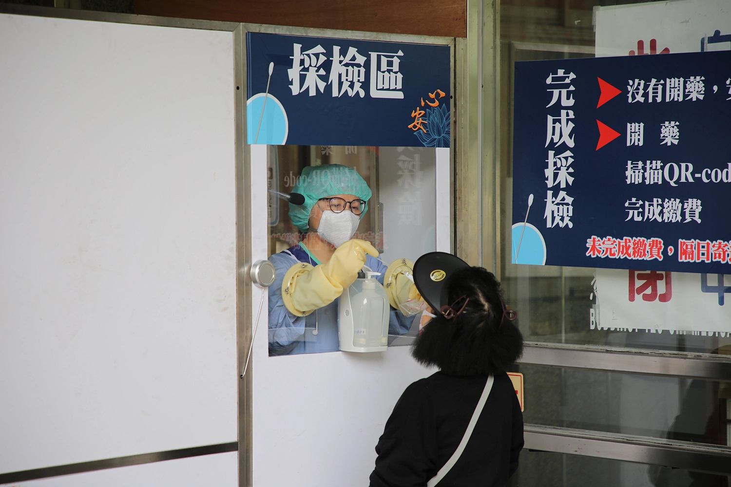 五月五日開始，花蓮慈院開設PCR篩檢站，提供民眾PCR篩檢服務。