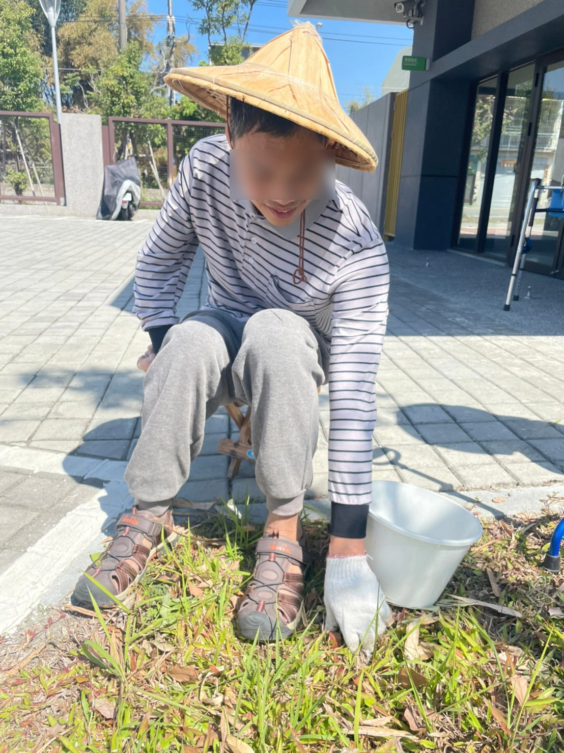 身障青年冠廷享受農作