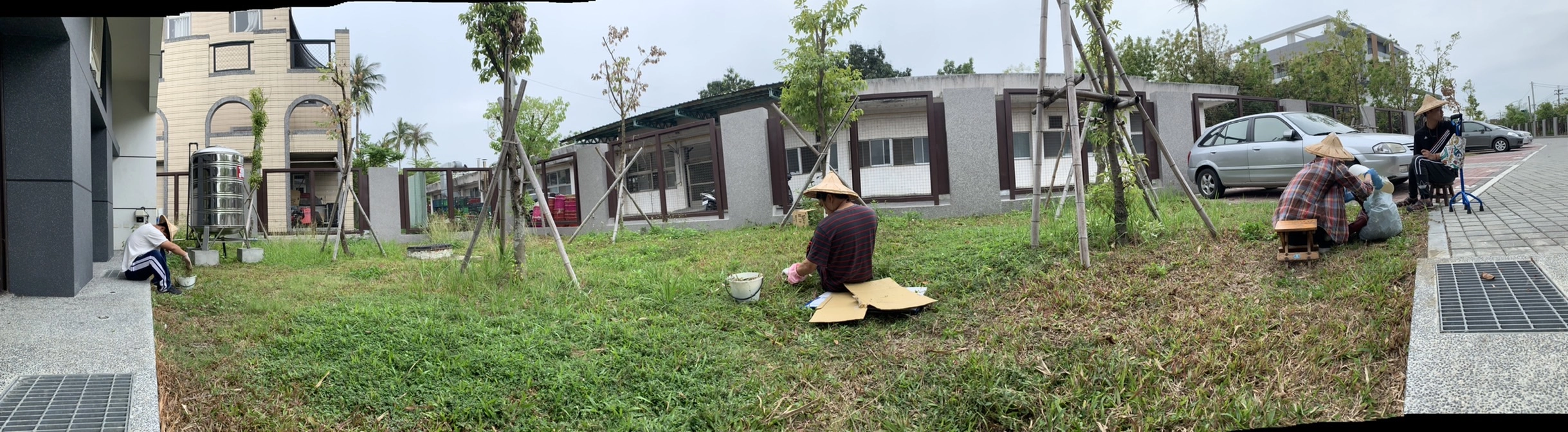 利用停車場旁的空地提供身障者農作