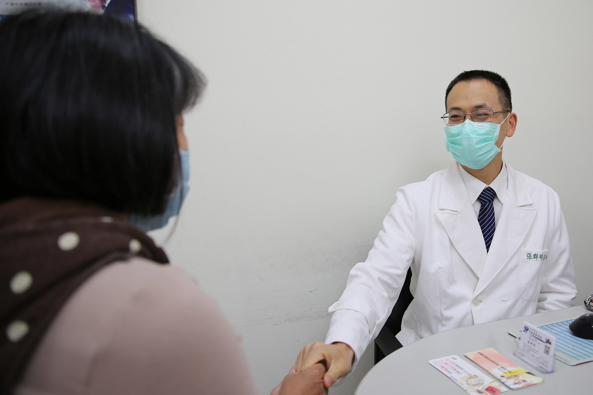 花蓮慈院乳房醫學中心張群明主任表示，若是婦女朋友自行摸到乳房硬塊，請盡快就醫接受進一步檢查。