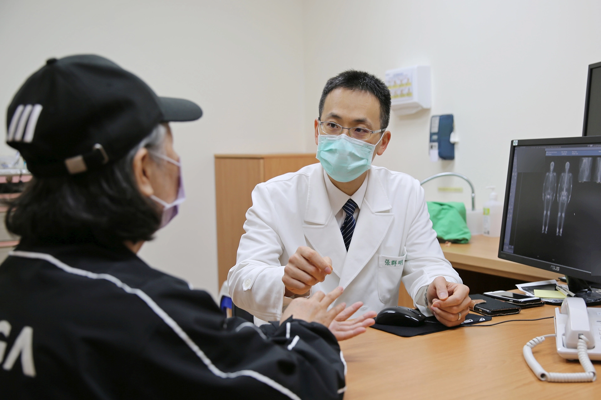 花蓮慈院乳房醫學中心張群明主任表示，大部分乳癌硬塊不太會痛，許多人以為會痛的腫塊才是乳癌，其實這是錯誤的觀念！