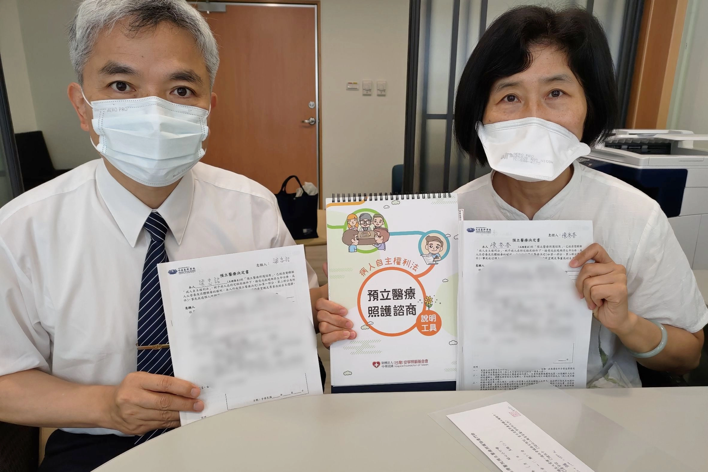 復健醫學部主任梁忠詔夫妻檔相約簽署預立醫療決定，梁忠詔主任(左)說，活到這年紀，參加的喪禮都快要比婚禮還要多了，看過那些場合，希望自己能在生前就做好善終的決定。