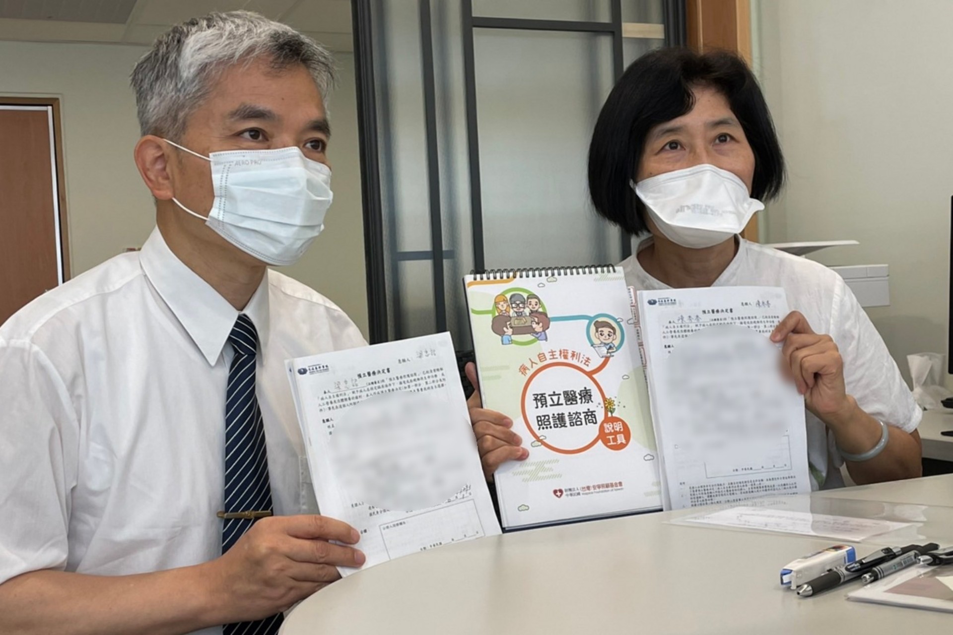 復健醫學部主任梁忠詔夫妻檔相約簽署預立醫療決定,梁忠詔主任(左)說,活到這年紀,參加的喪禮都快要比婚禮還要多了,看過那些場合,希望自己能在生前就做好善終的決定。