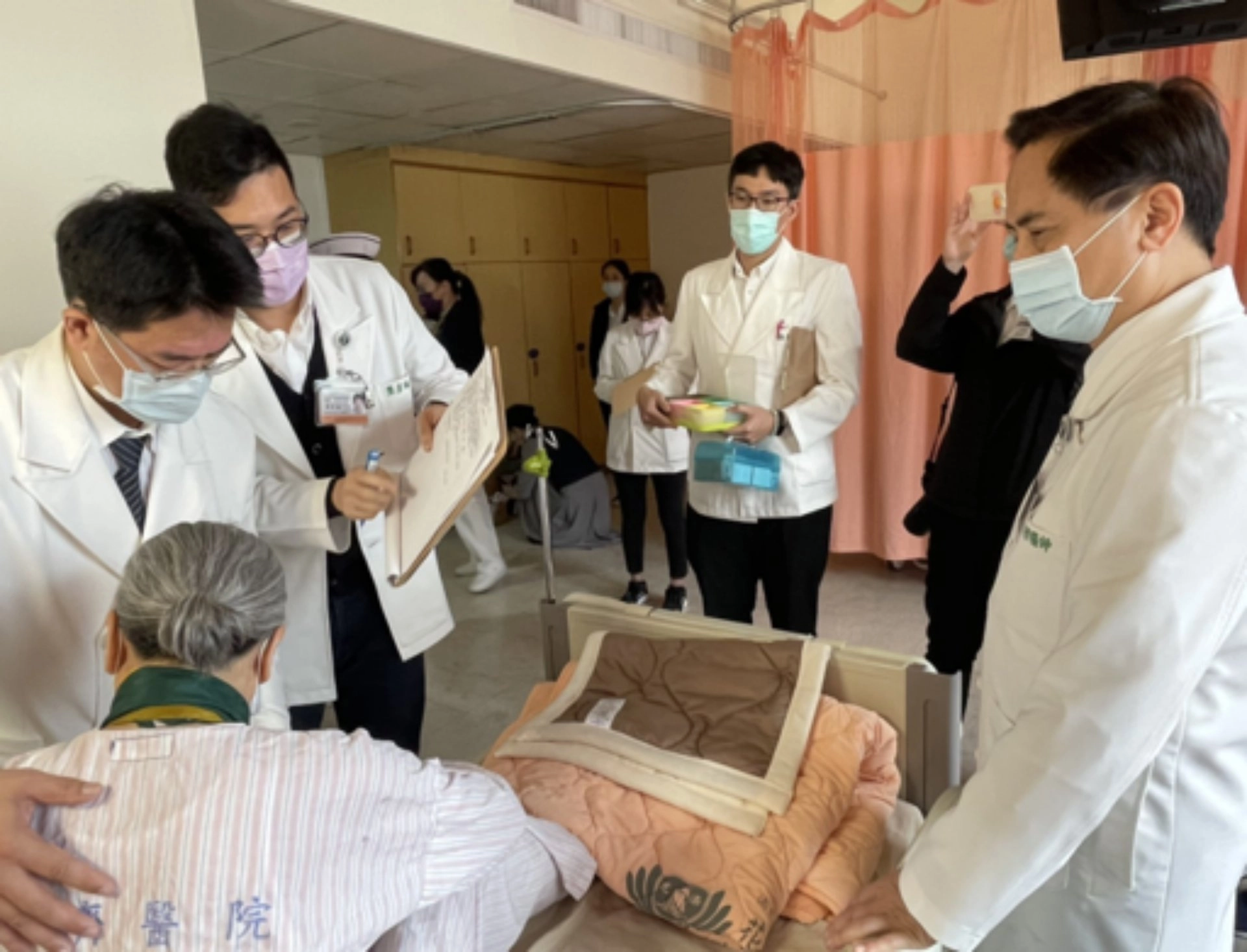 0402臺鐵太魯閣號事故發生災情傳出，花蓮慈濟醫院亦啟動大量傷患應變，中醫師馬上到急診室集合啟動中西醫合療。