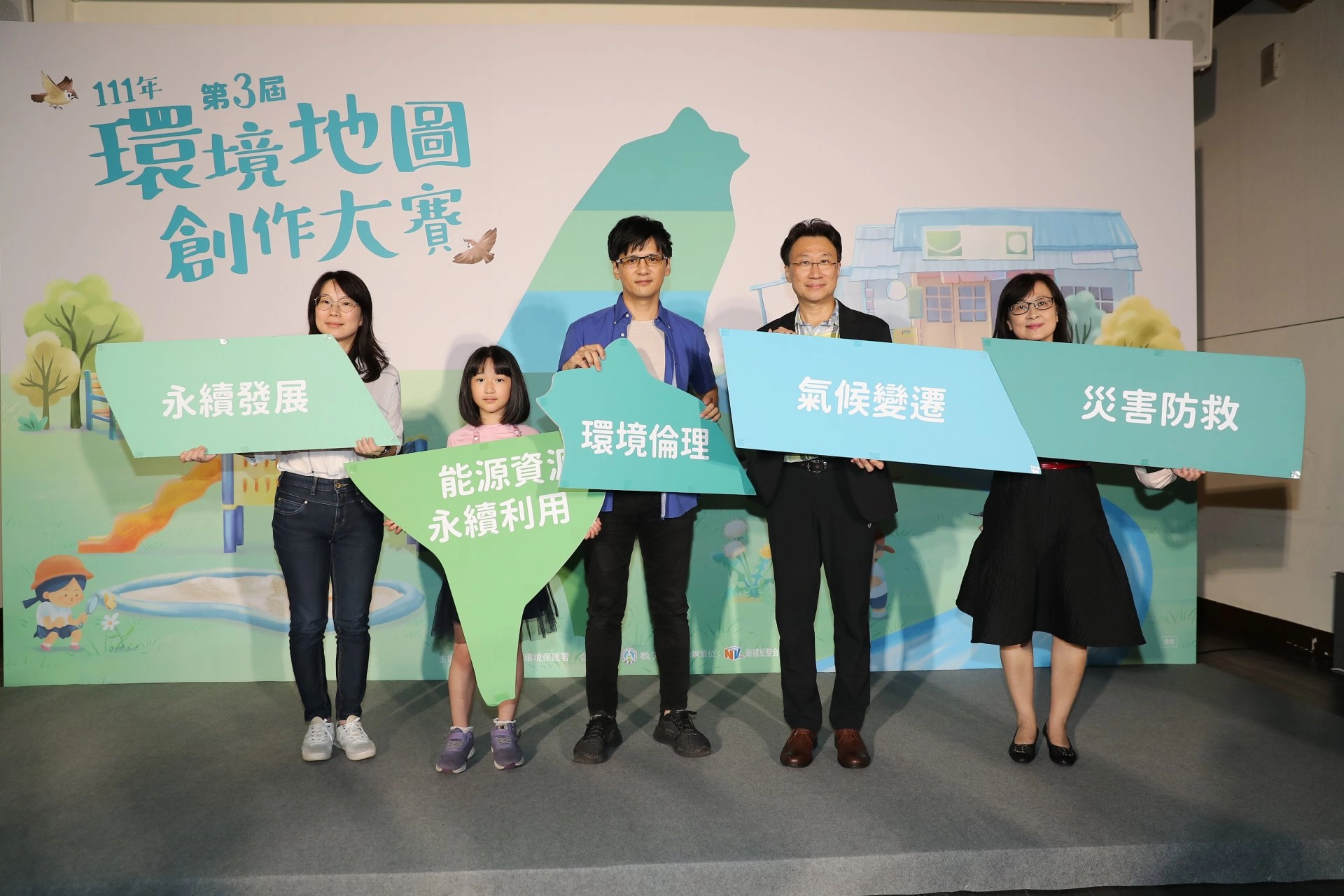 綜計處劉宗勇處長(右二)與晨晨登山隊合照