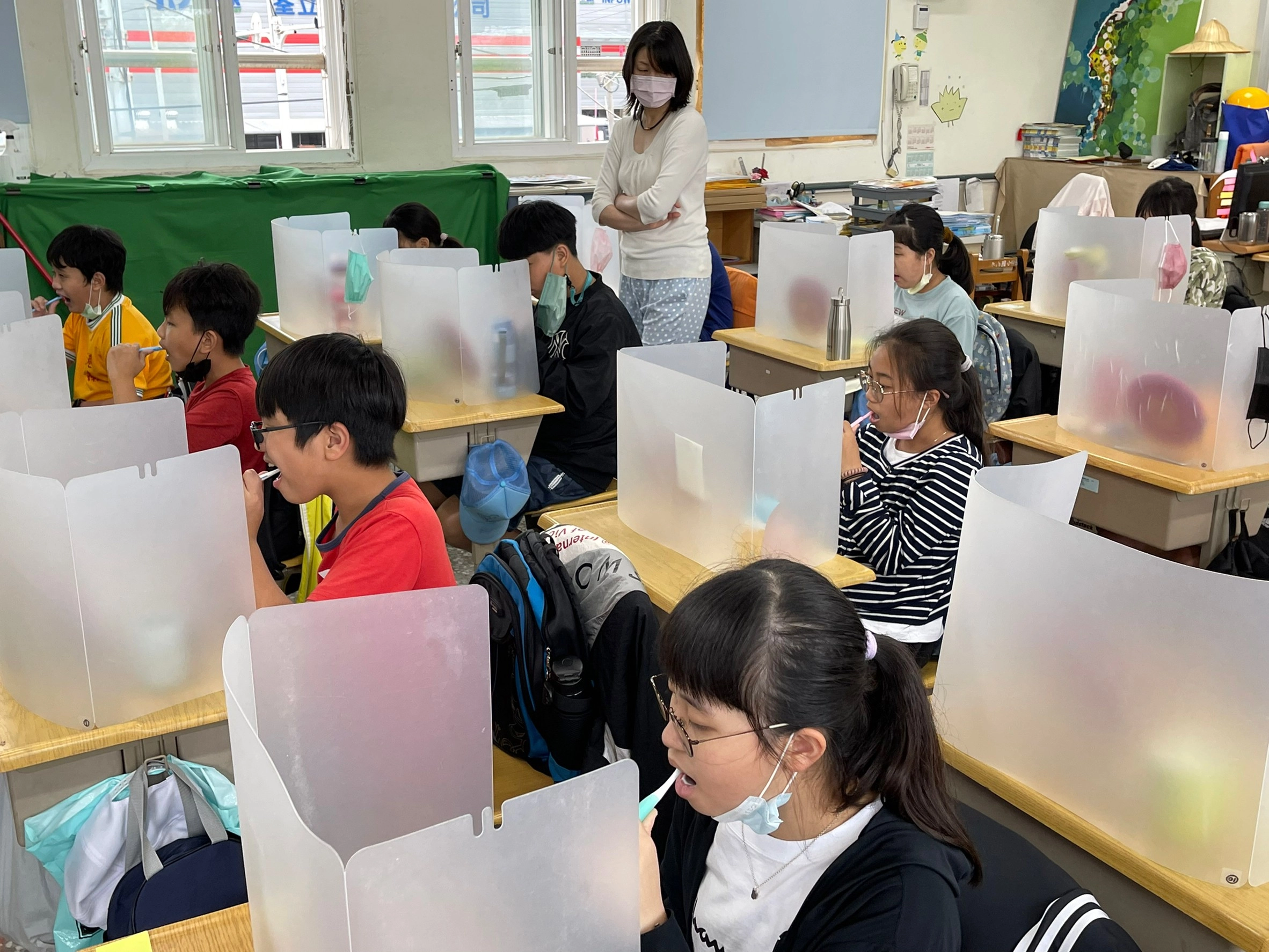 新竹市港南國小，學生餐後隔板進行潔牙（學校提供）