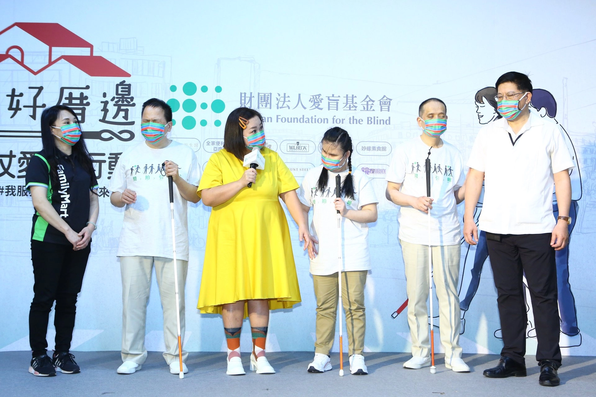 藝人鍾欣凌與愛盲好厝邊愛心企業，一起示範愛盲行動語言「問拍引報」