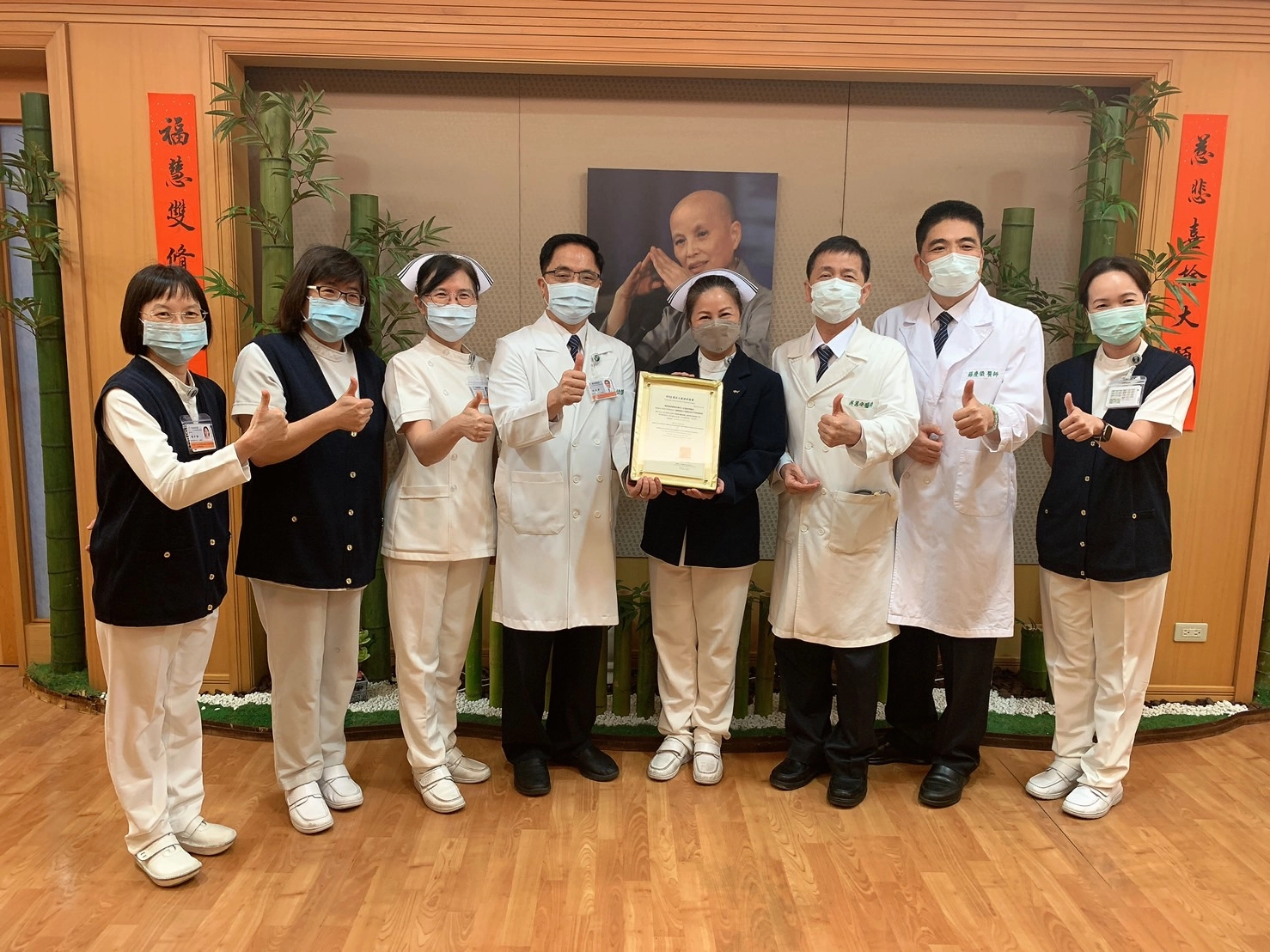在副院長羅慶徽(右二)帶領下，護理部主任鍾惠君(右四)、副主任葉秀真(左三)、個案管理師張令雅(左一)、王懿萱(左二)、游雪峰(右一)、與新陳代謝科主任吳篤安(右三)，將SNQ認證標章呈給花蓮慈院院長林欣榮(左四)。