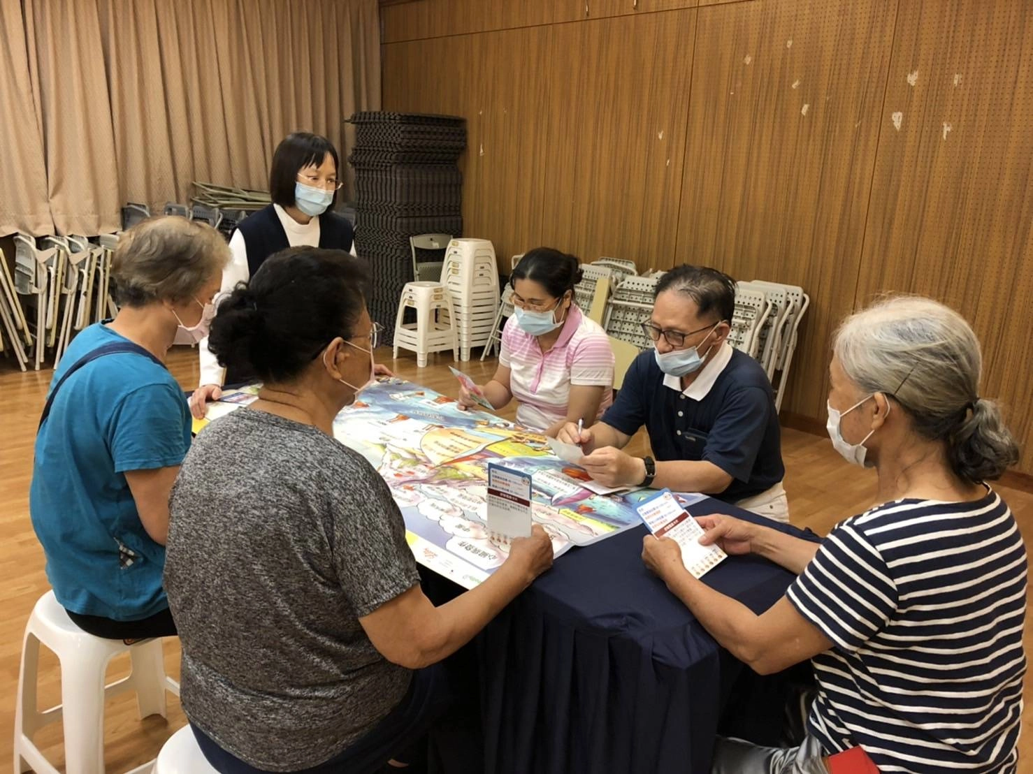個管師運用小團體、視覺化之「看圖對話工具」，取代傳統教條式一對一衛教模式，提高糖友學習興趣。