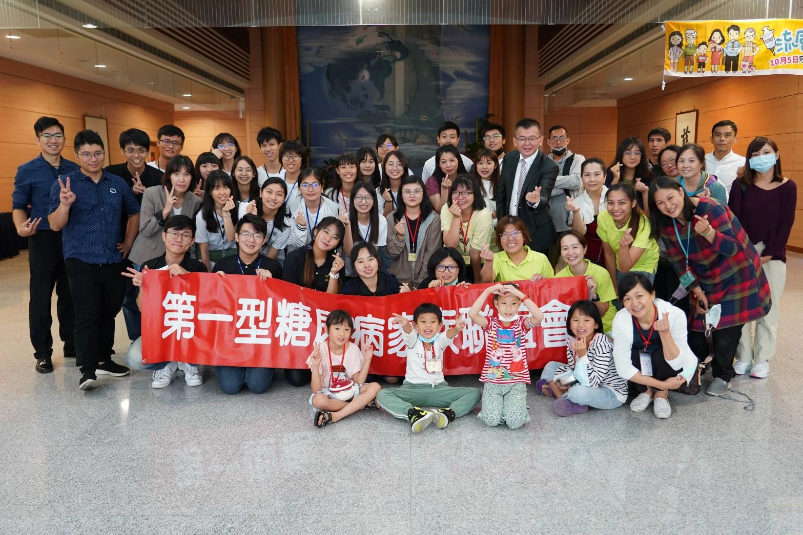 糖尿病醫護營照護團隊結合學校醫學生，每年寒暑假，熱鬧舉辦第一型糖尿病家族聯誼會，讓病童透過遊戲學習照護技能。
