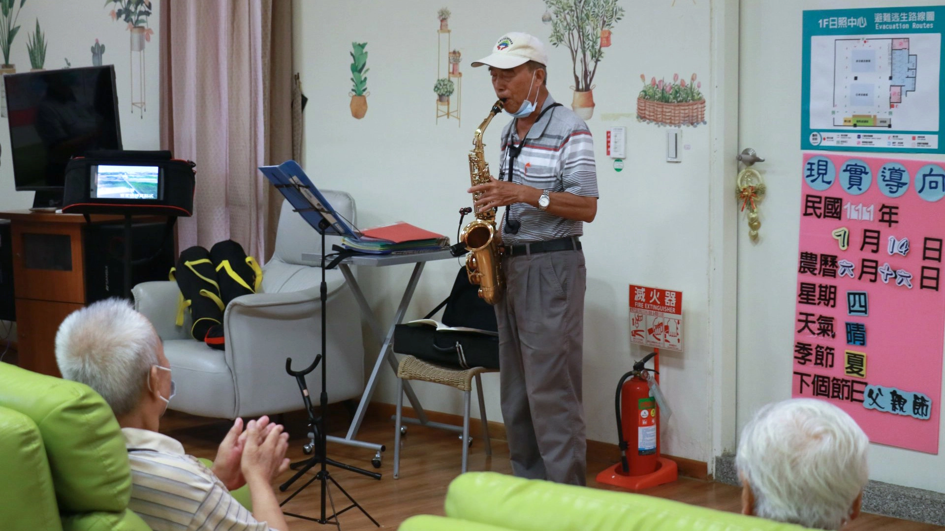 彭德豐表演曲目有國語、台語老歌和兒歌及客家歌。