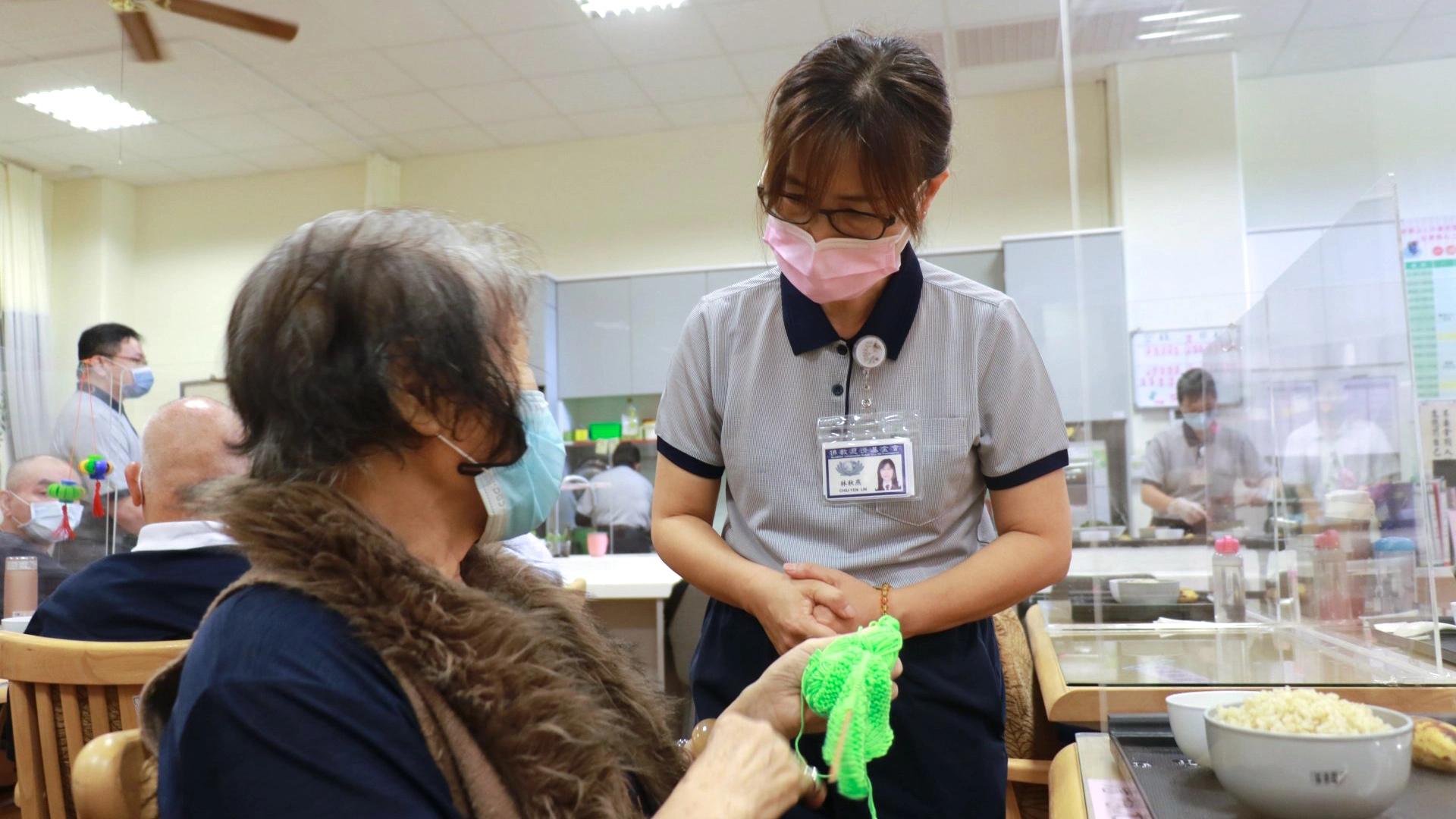 日照中心主任林秋燕（右）表示音樂可以讓長者放鬆心情，延緩失智與失能。