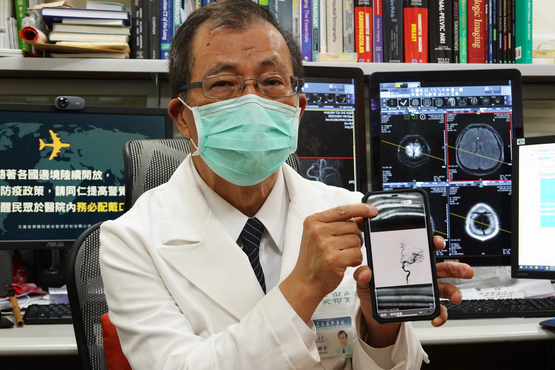 吳彬安副院長親自操作「智慧式全方位行動巡房APP」，手機即可簡單縮放醫學影像畫面，清楚觀看細節。