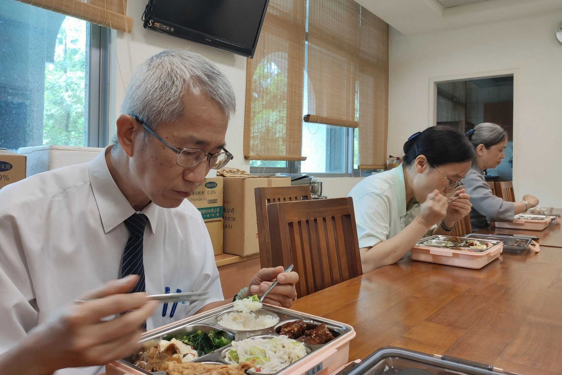 臺中慈濟醫院人文組同仁開心享用蔬食餐盒。