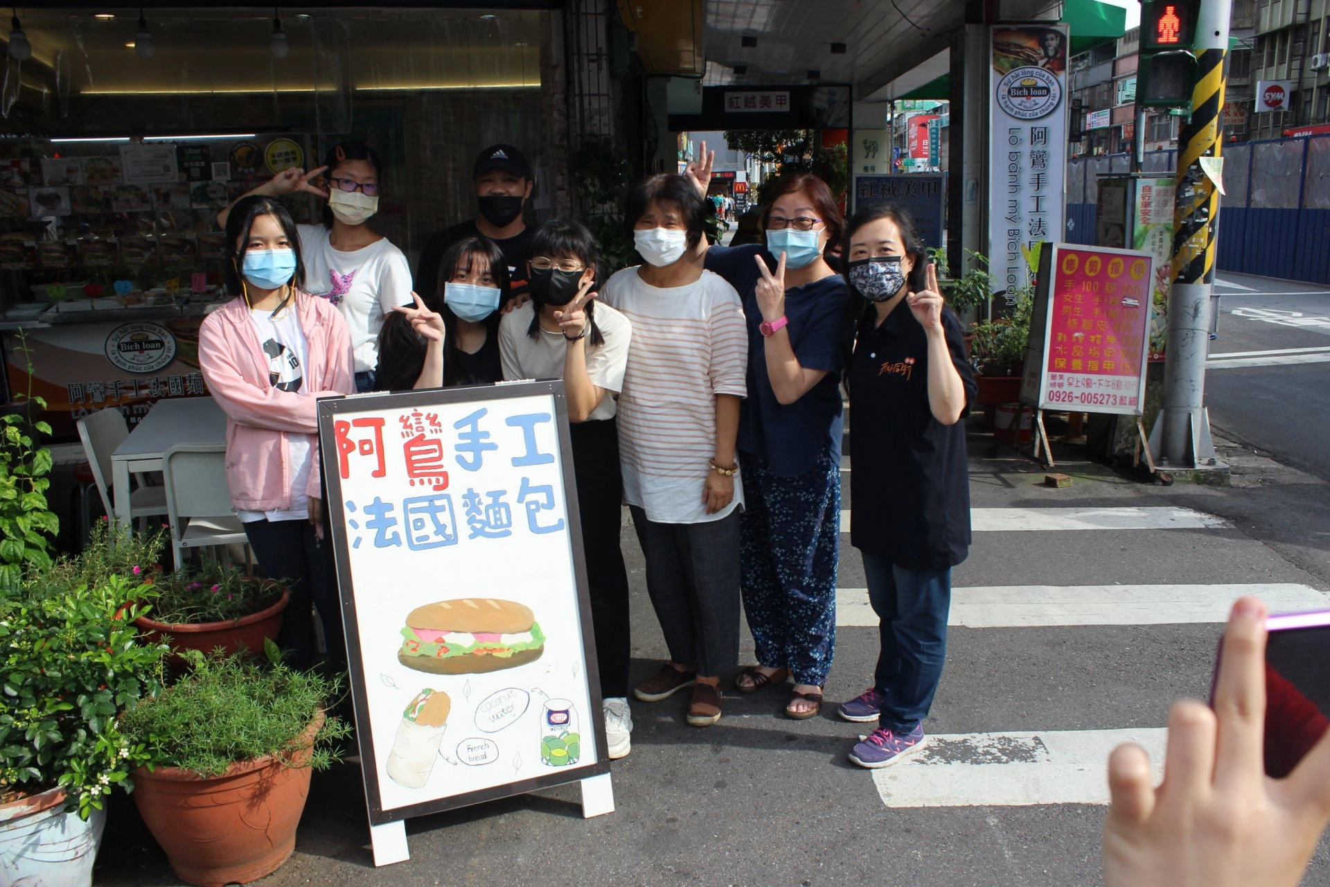 在妙音、芳惠老師的指導下，學員們順利完成彩繪招牌的任務，為店家添新意。
