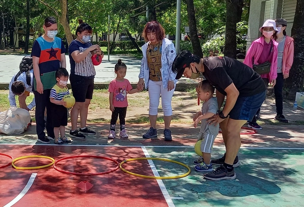 公園遊具可進行多樣化的親子活動。