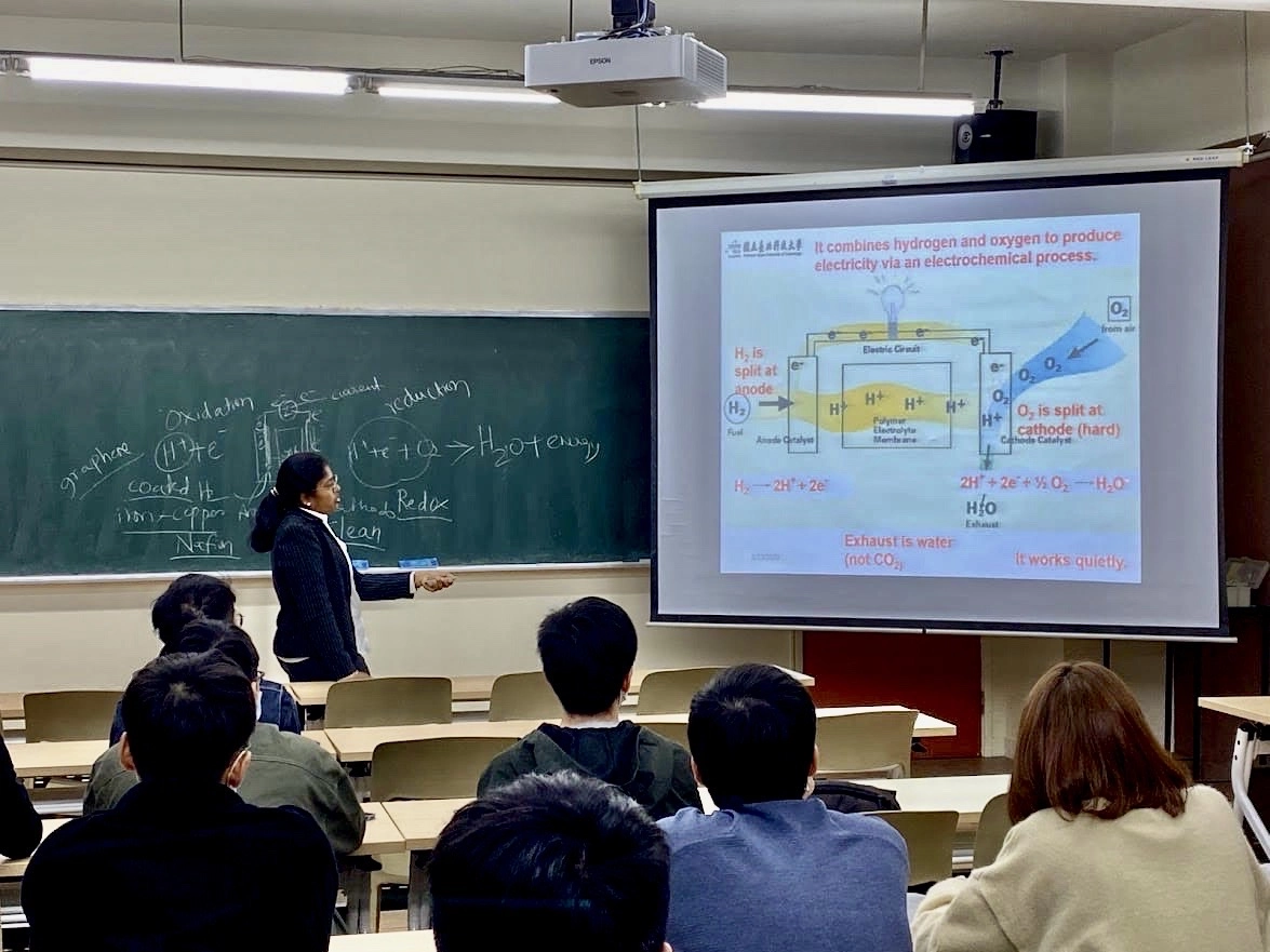 吉塔研究領域為新興的微生物燃料電池技術，圖為吉塔授課情形。